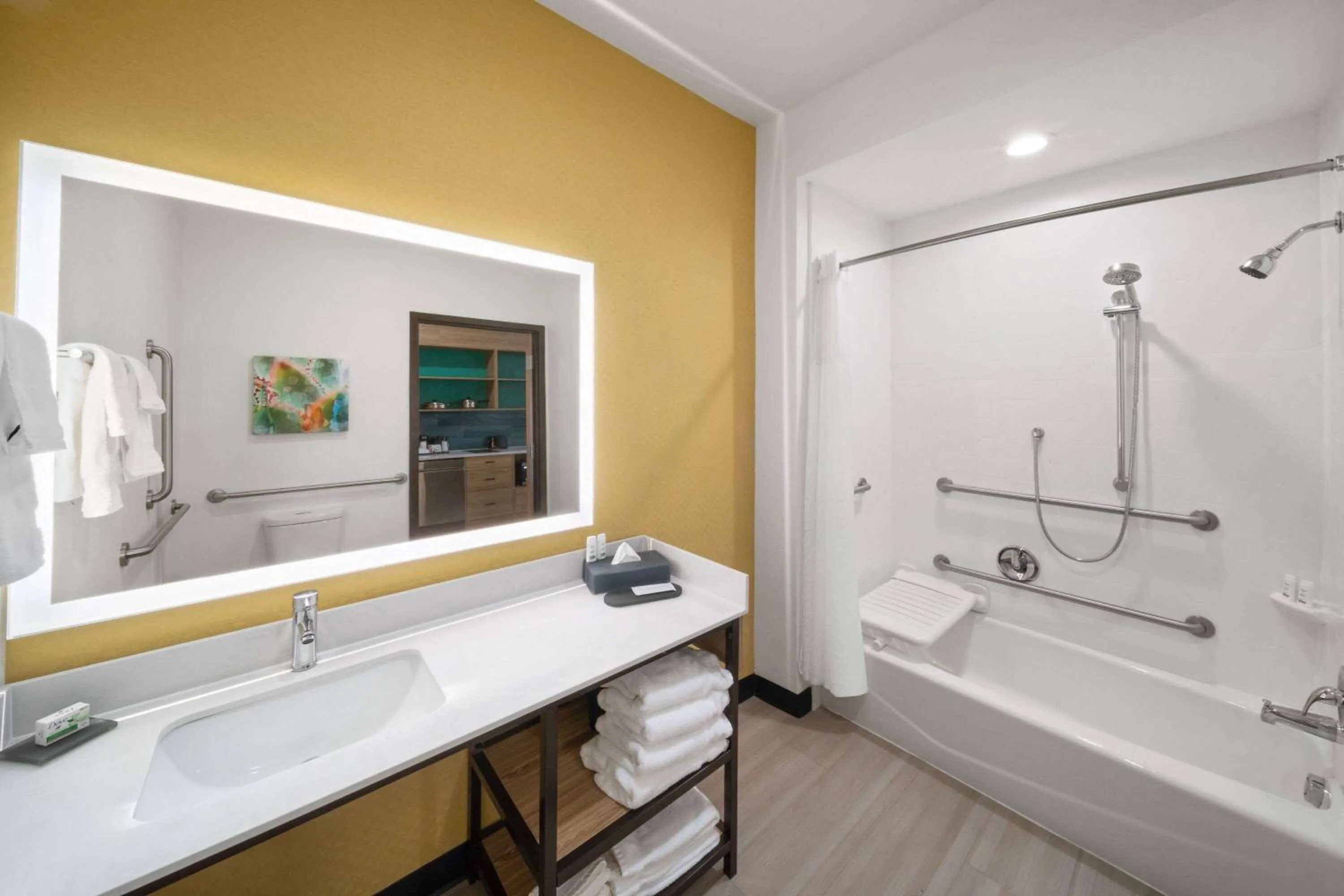 Bathroom in La Quinta Inn & Suites by Wyndham El Paso East Loop-375