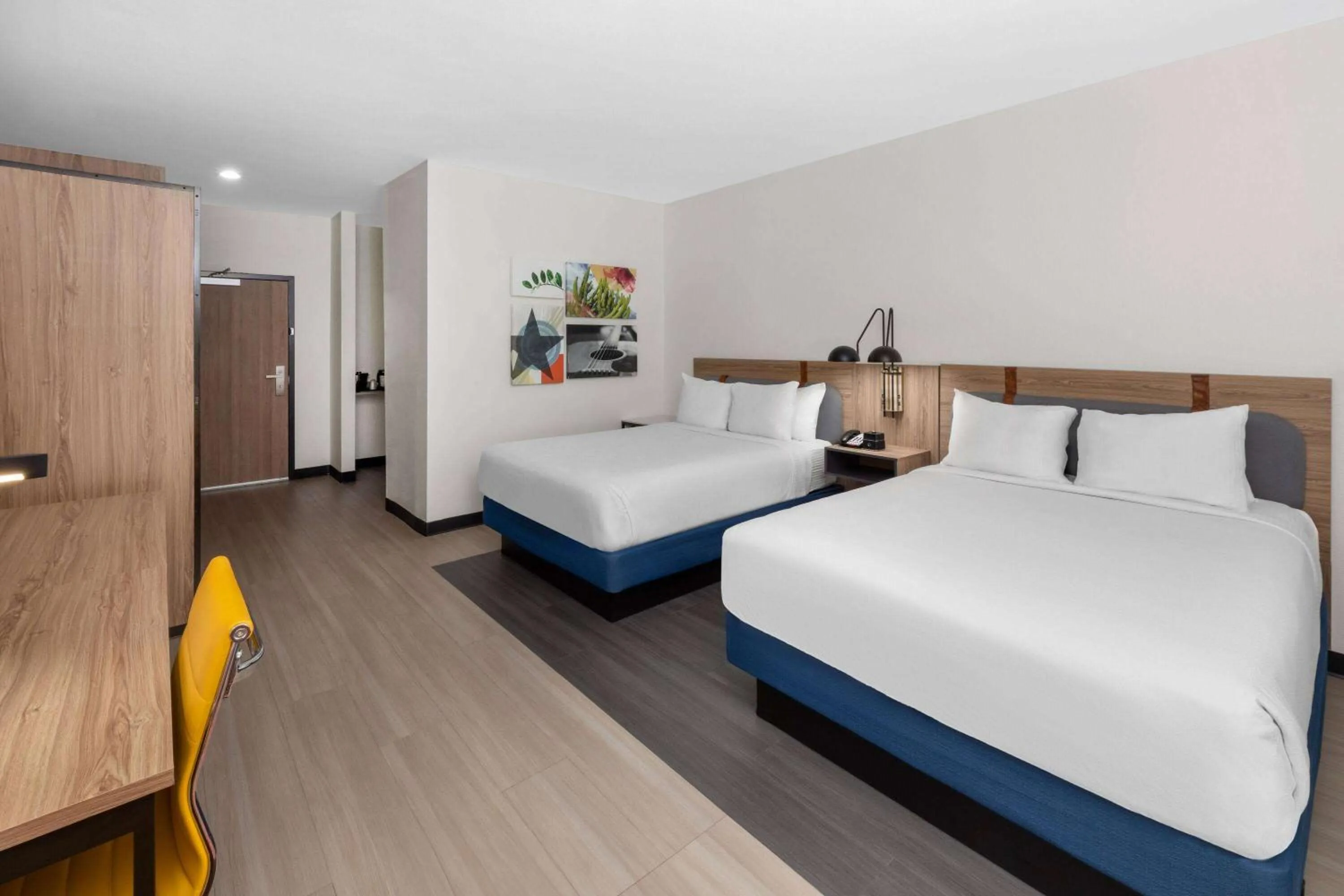 Bed in La Quinta Inn & Suites by Wyndham El Paso East Loop-375