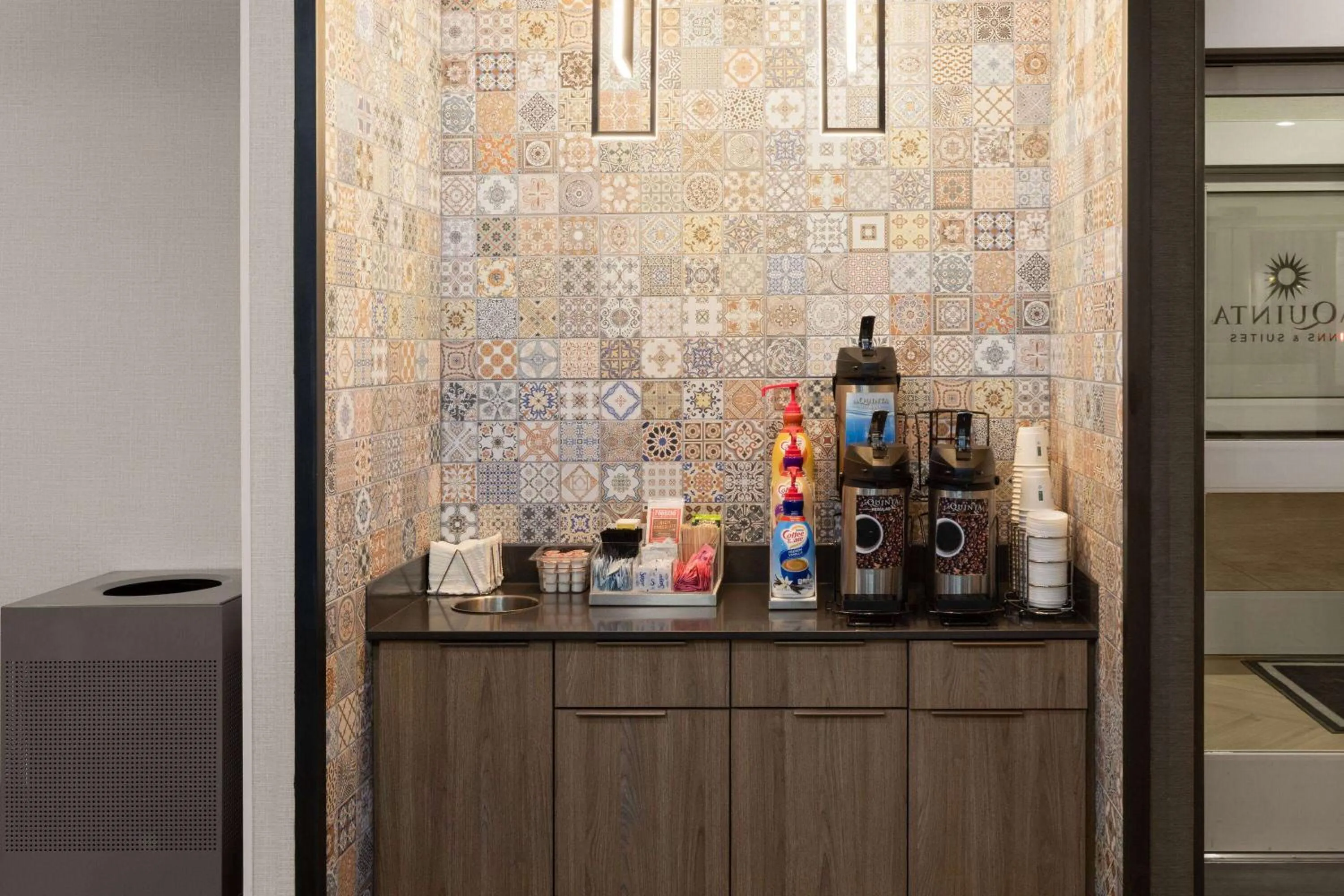 Kitchen or kitchenette in La Quinta Inn & Suites by Wyndham El Paso East Loop-375