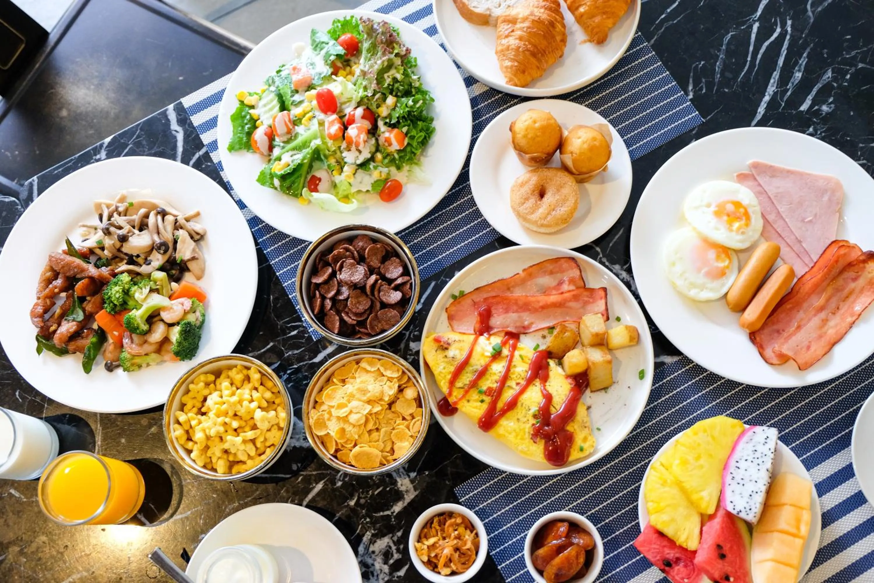 Restaurant/places to eat in Ramada By Wyndham Bangkok Sukhumvit 87