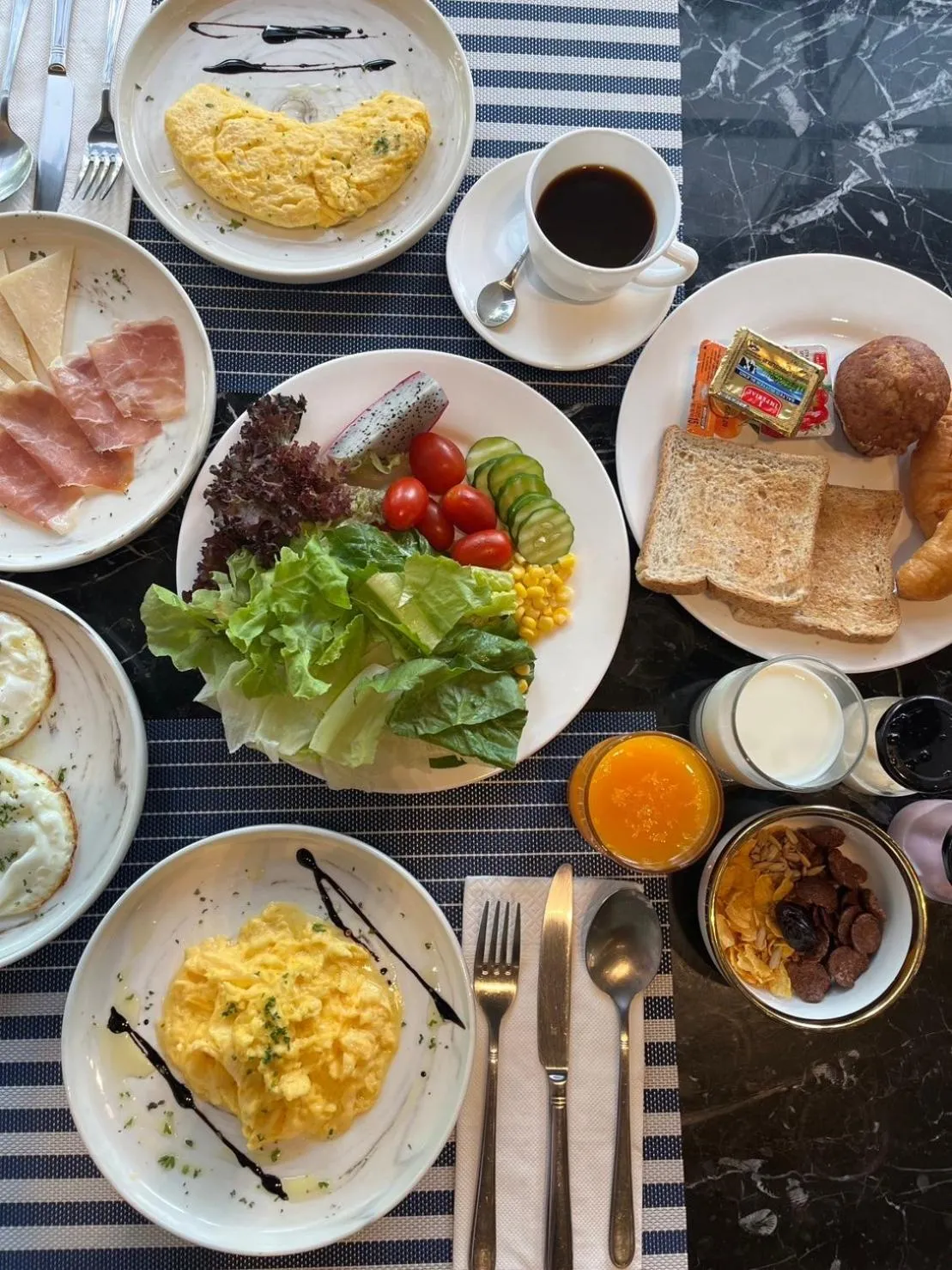 Restaurant/places to eat in Ramada By Wyndham Bangkok Sukhumvit 87