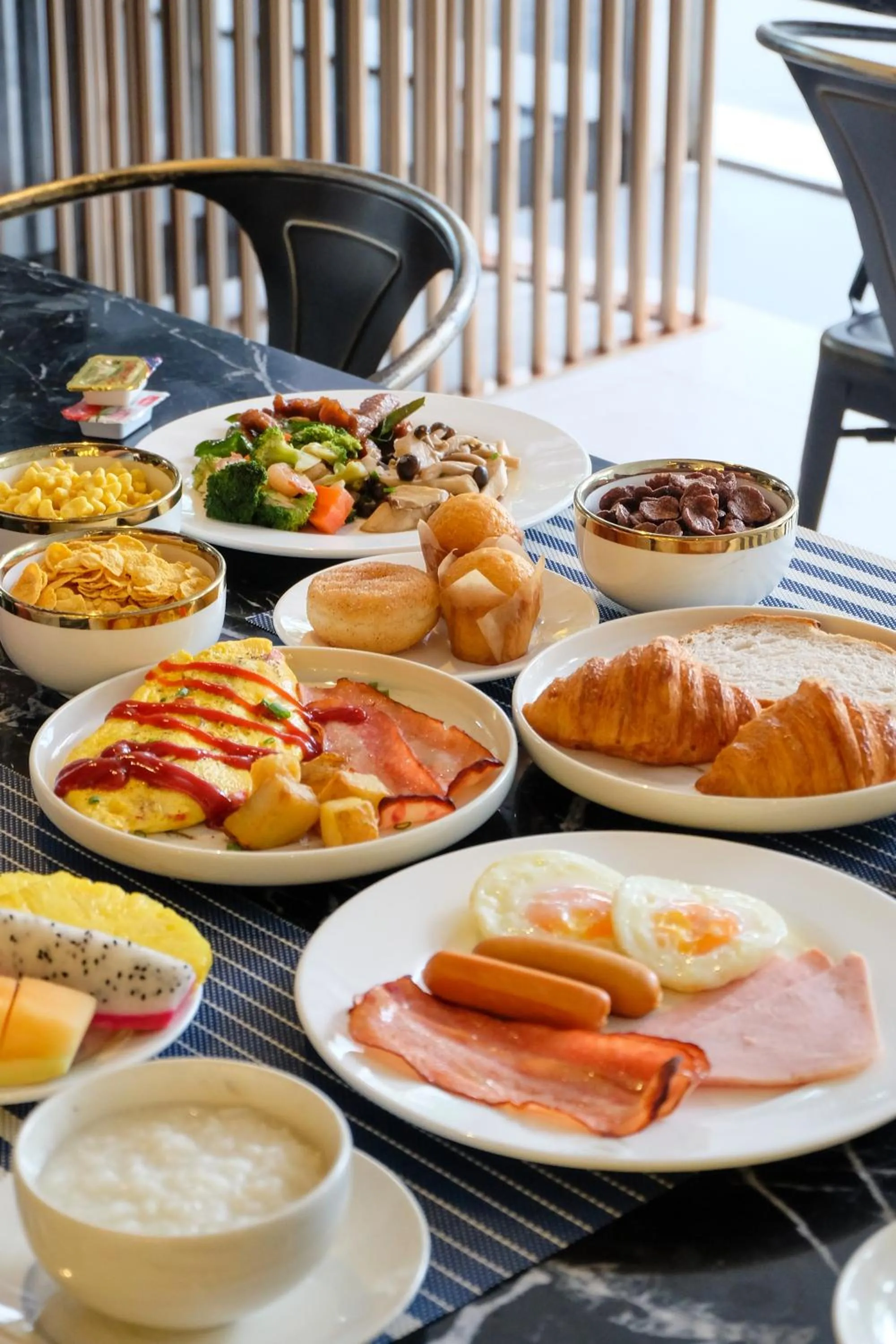 Restaurant/places to eat in Ramada By Wyndham Bangkok Sukhumvit 87