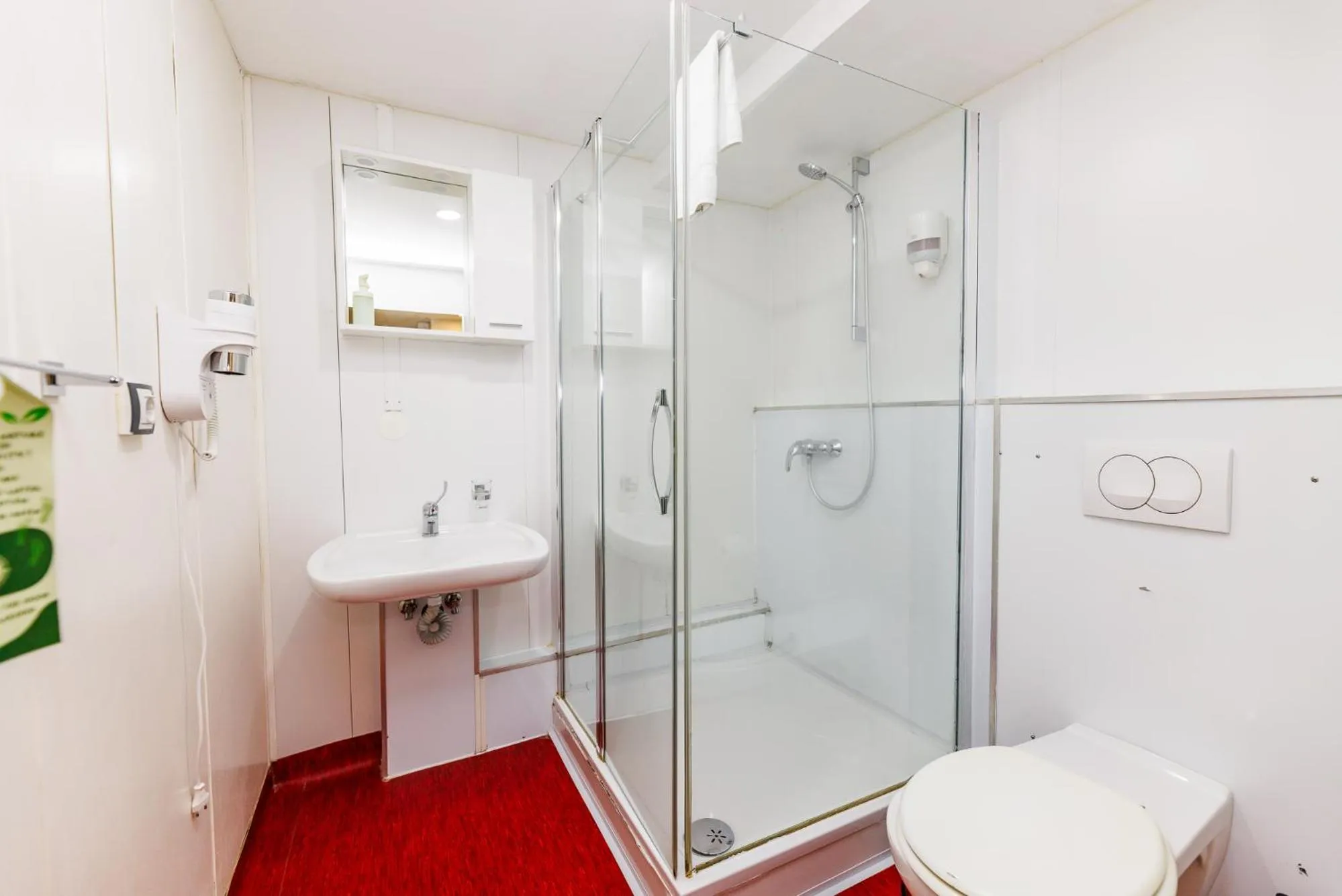 Shower in Botel Marina