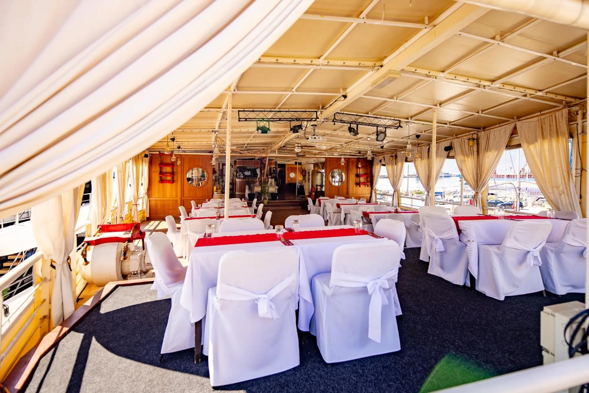 Restaurant/places to eat in Botel Marina