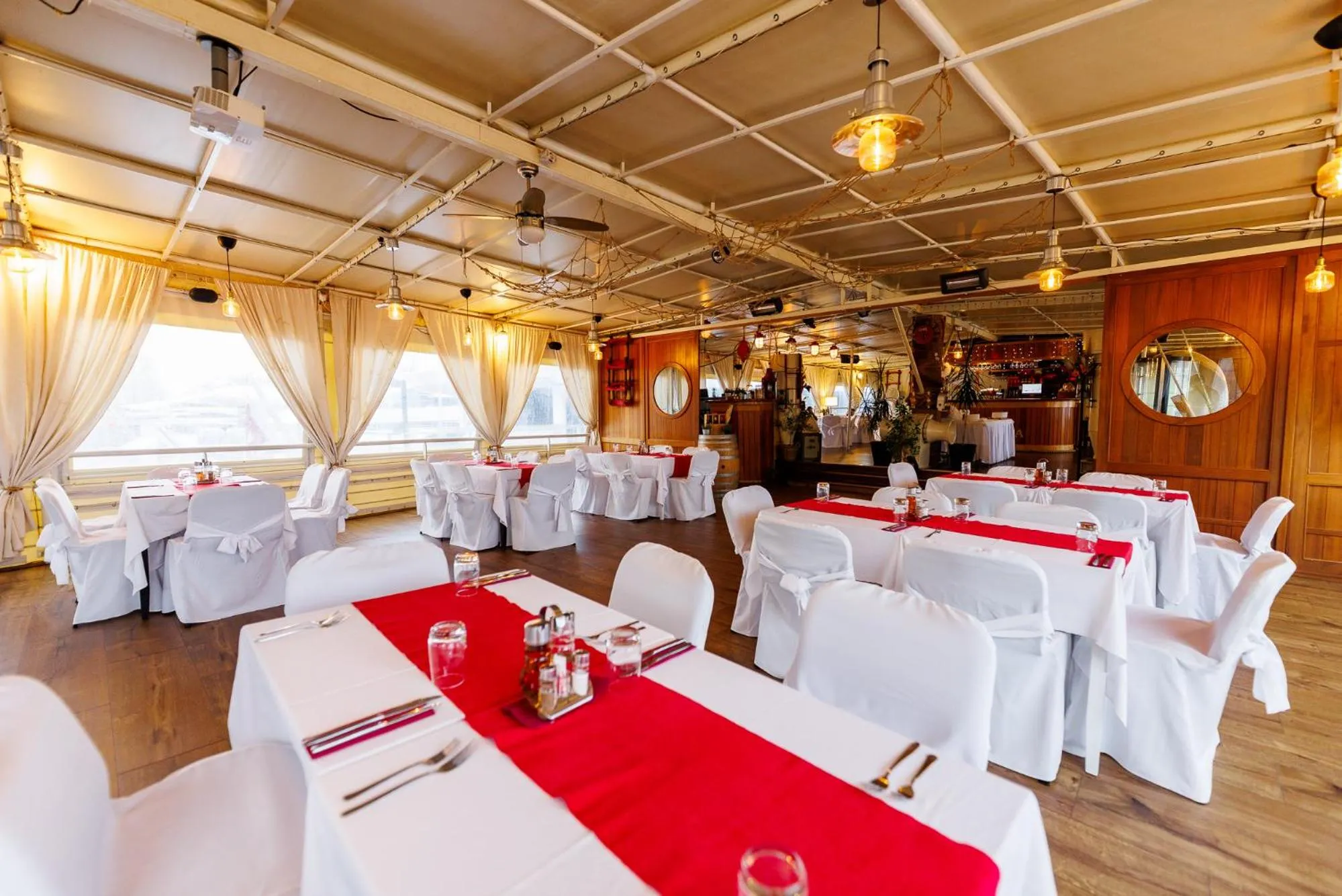 Restaurant/places to eat in Botel Marina