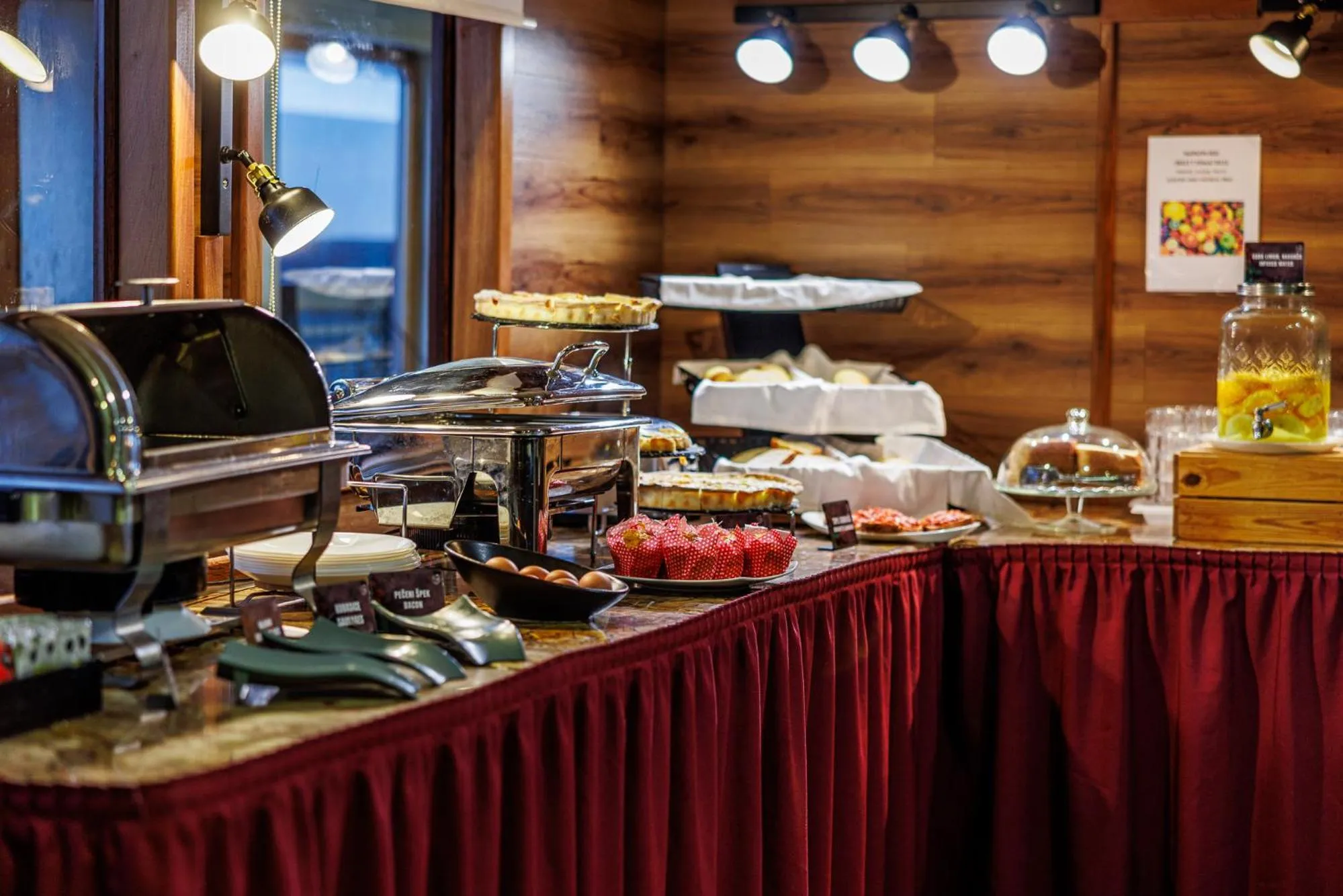 Food and drinks in Botel Marina