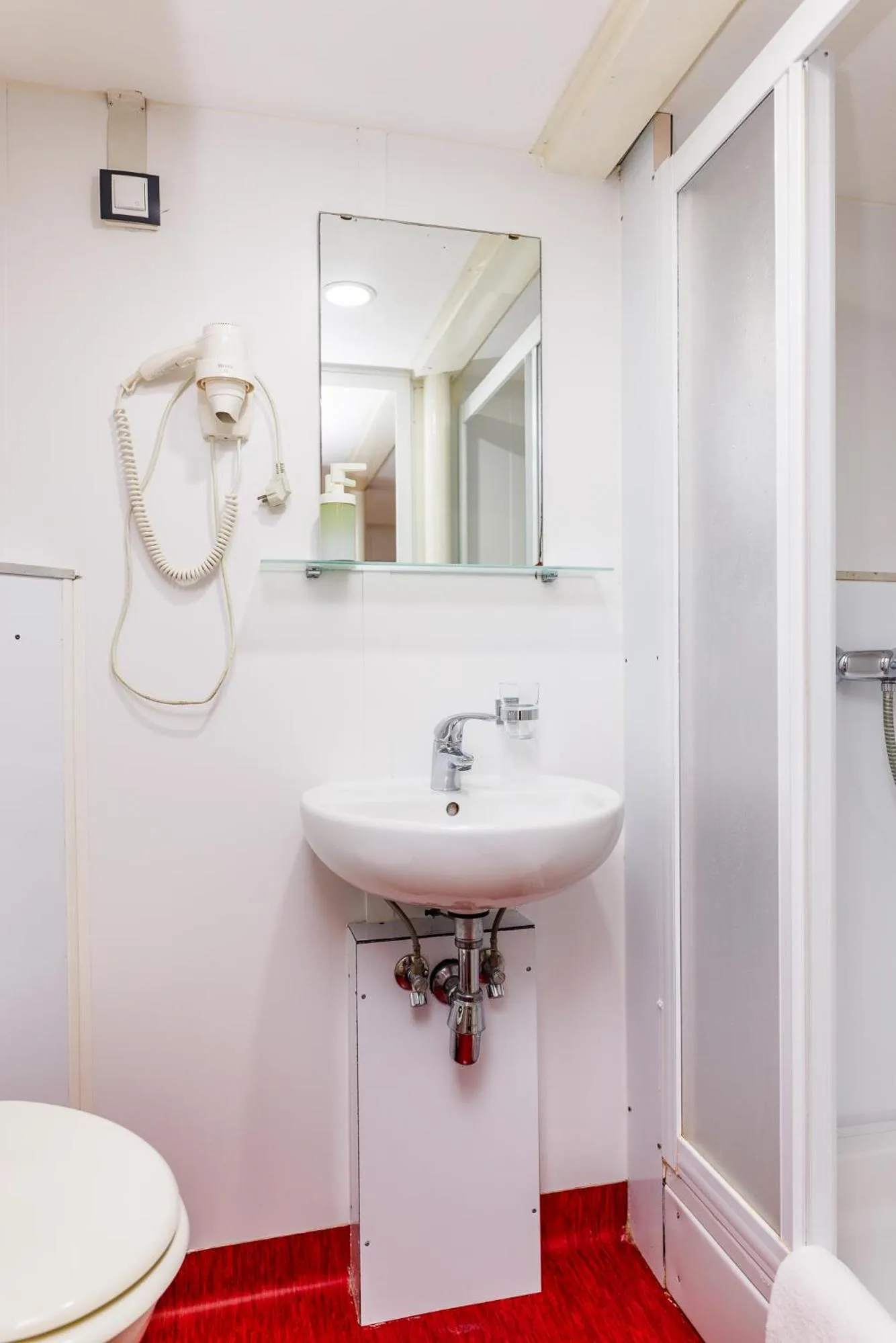 Shower in Botel Marina