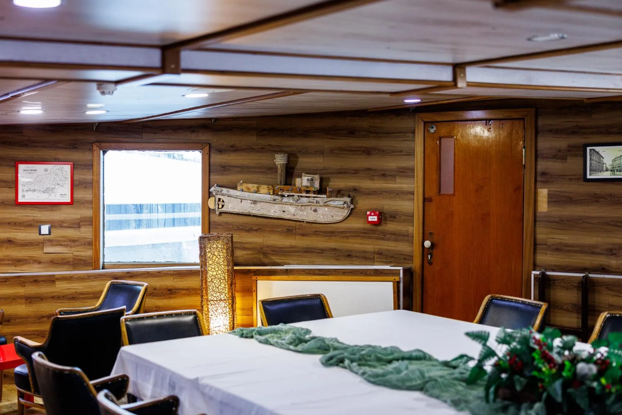 Business facilities in Botel Marina