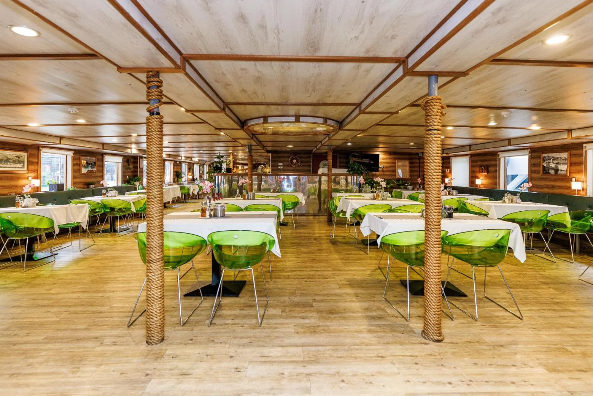 Restaurant/places to eat in Botel Marina