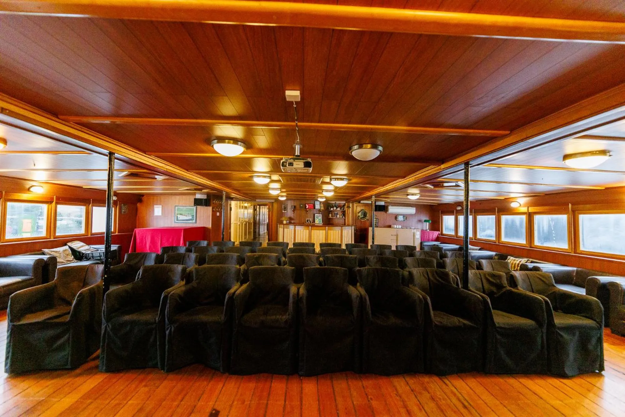 Business facilities in Botel Marina