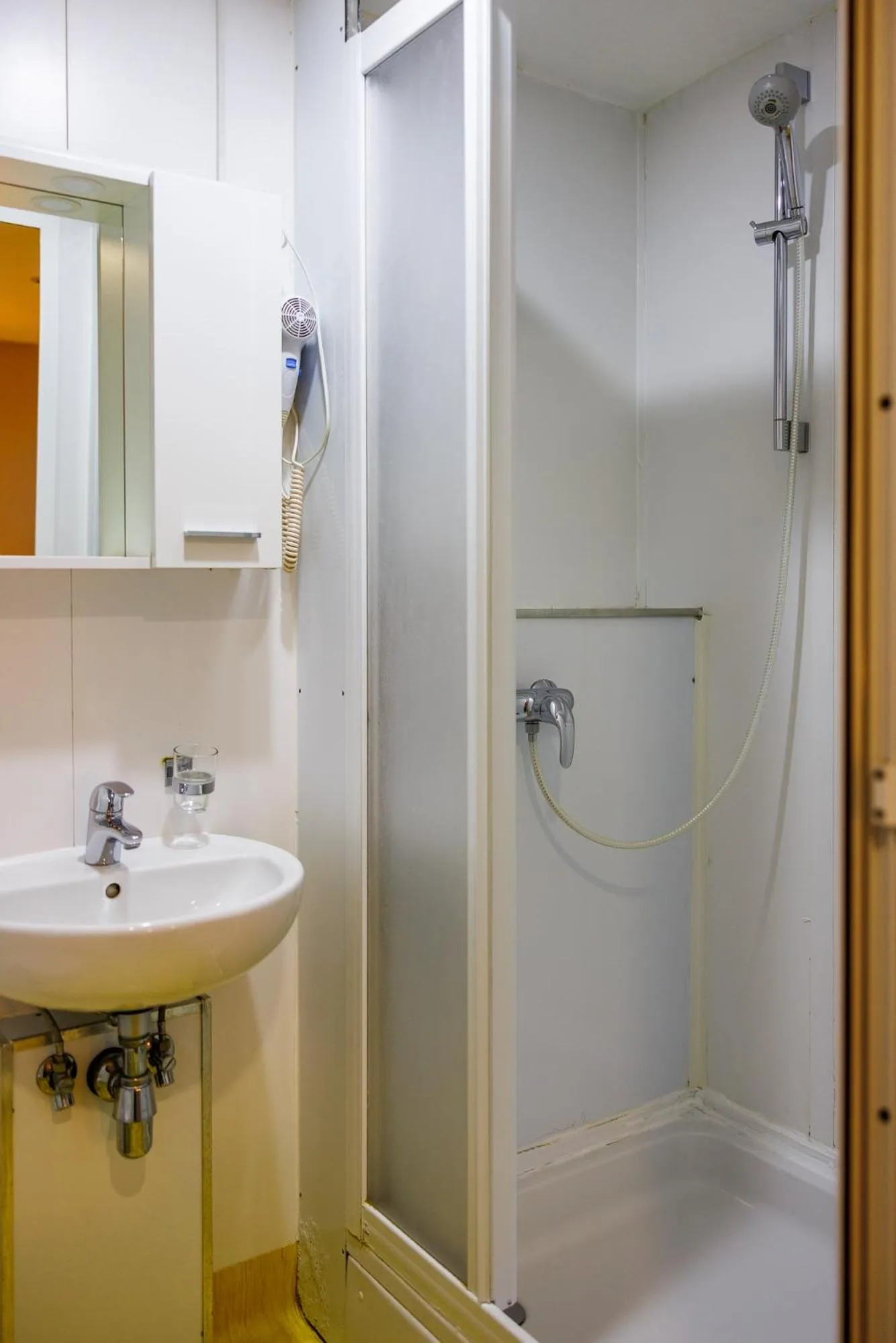 Shower in Botel Marina