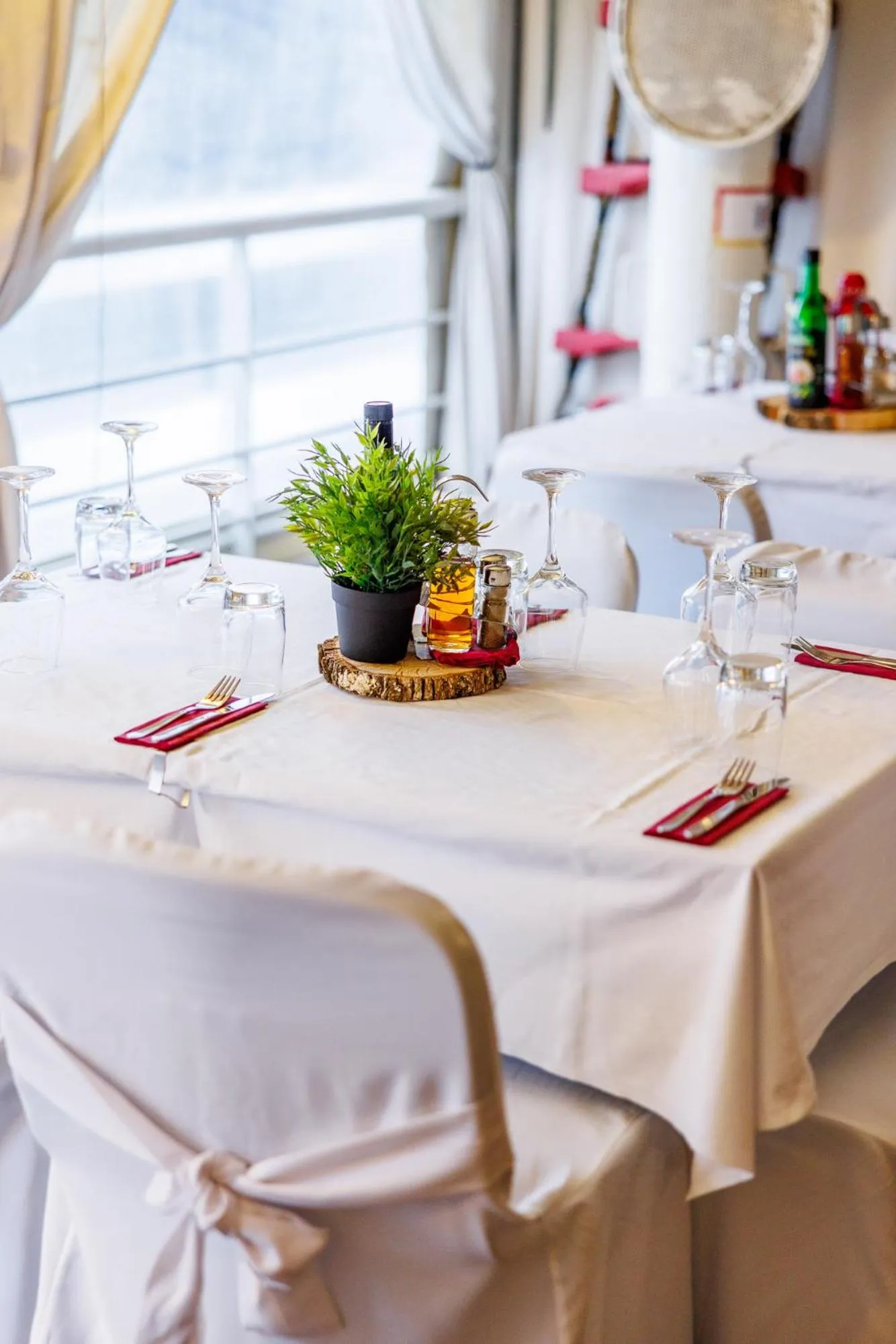 Restaurant/places to eat in Botel Marina