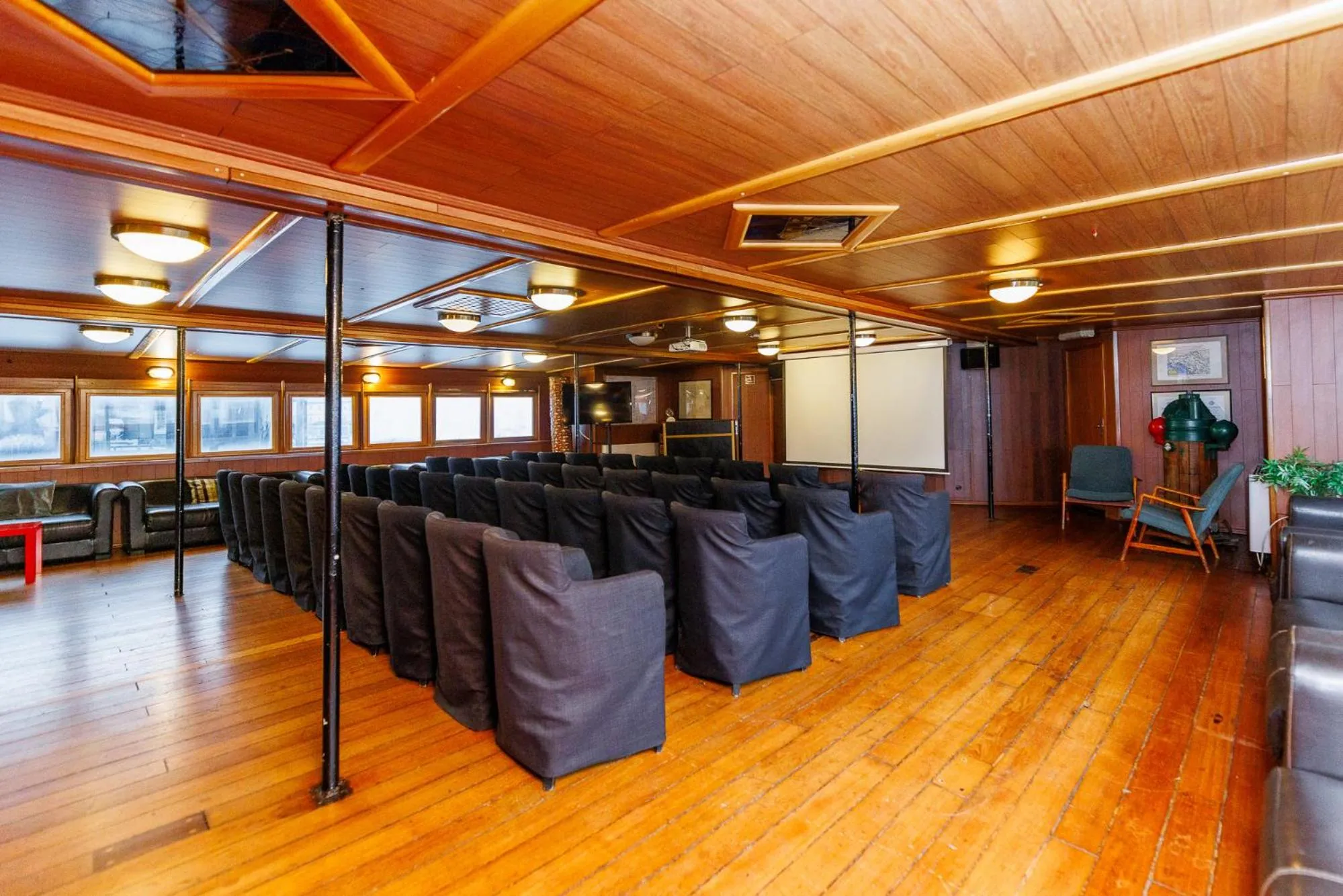 Business facilities in Botel Marina