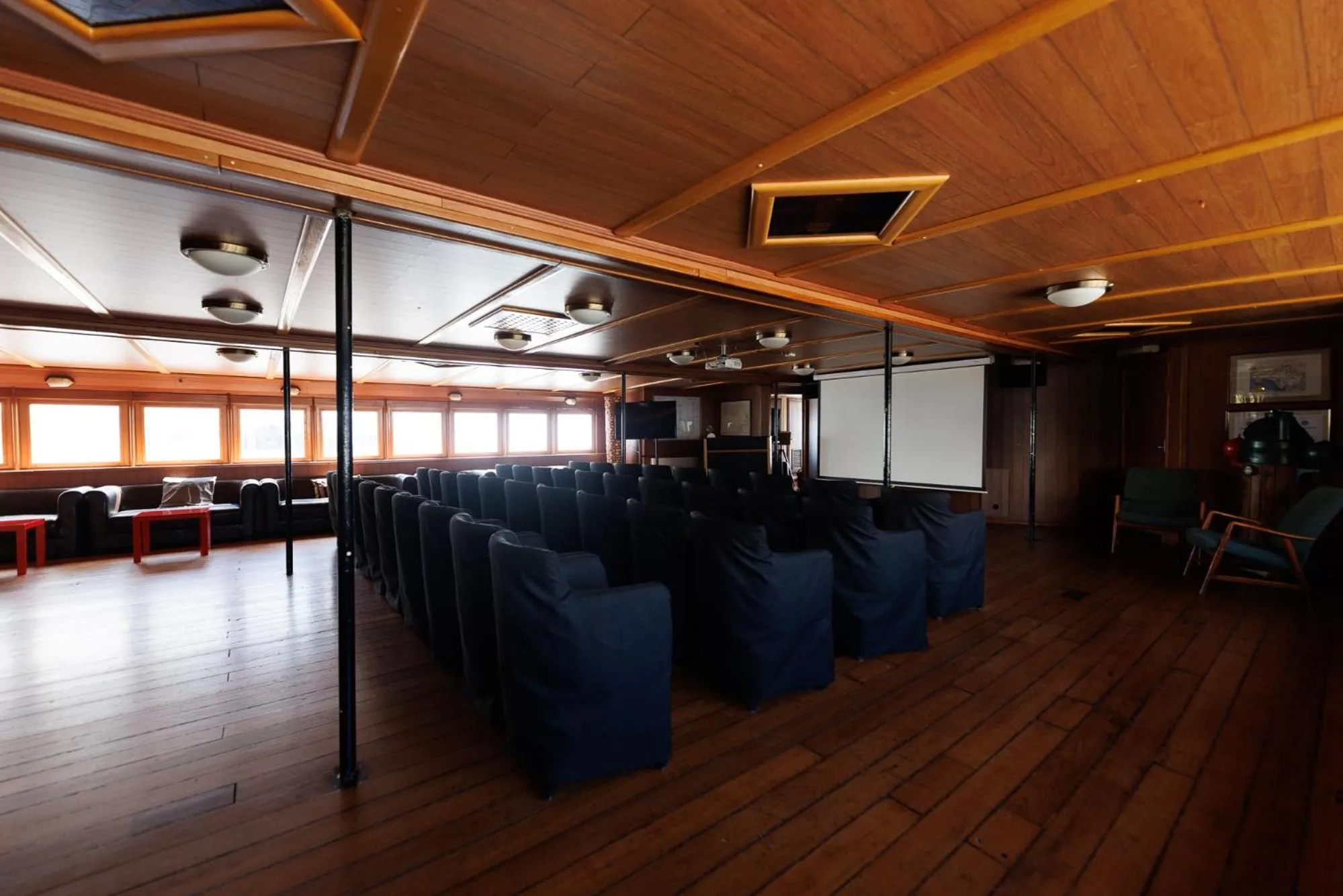 Business facilities in Botel Marina