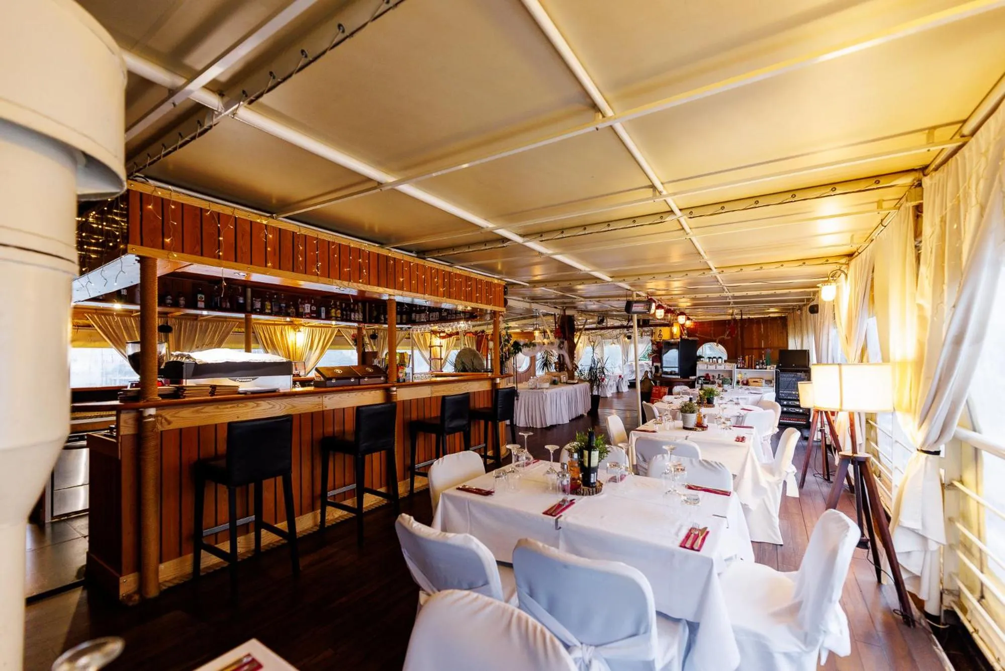 Restaurant/places to eat in Botel Marina