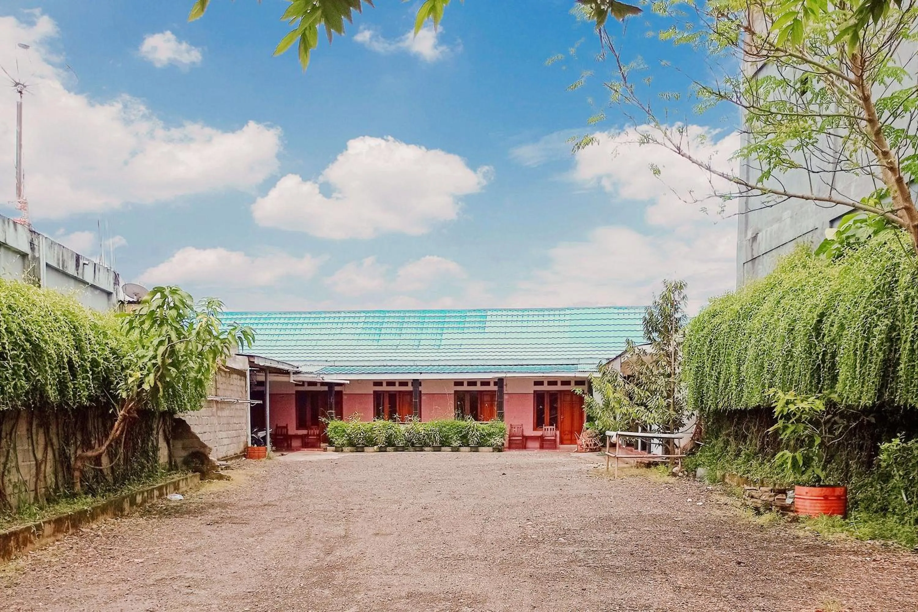 Property building in RedDoorz Syariah @ Wisma Soponyono