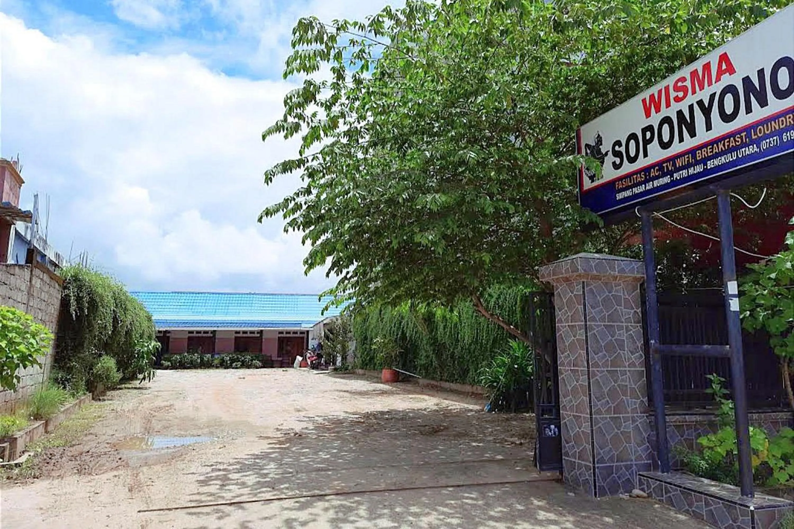 Facade/entrance in RedDoorz Syariah @ Wisma Soponyono