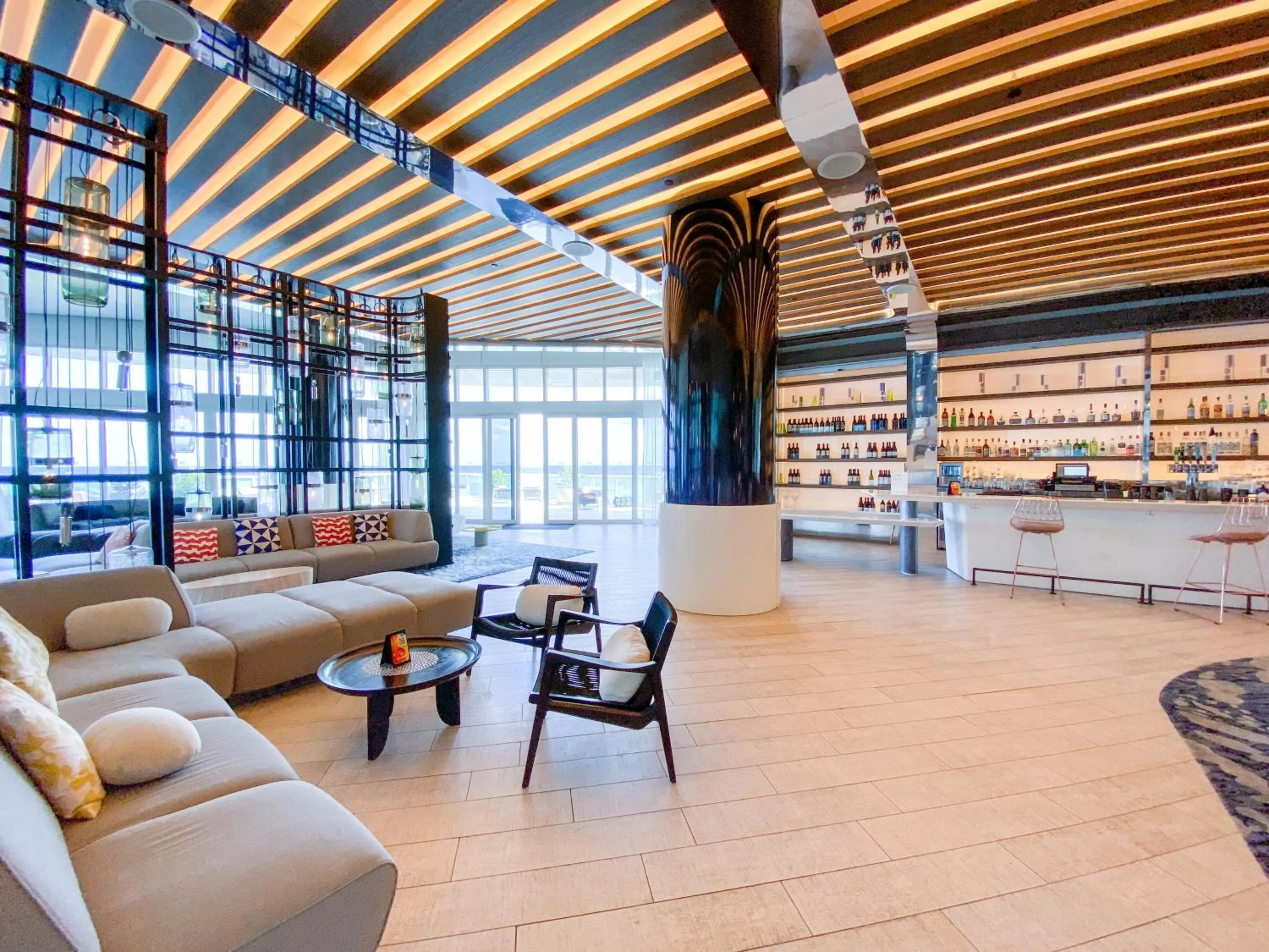 Lounge or bar in W Residences Fort Lauderdale Luxury Suites Across from Fort Lauderdale Beach