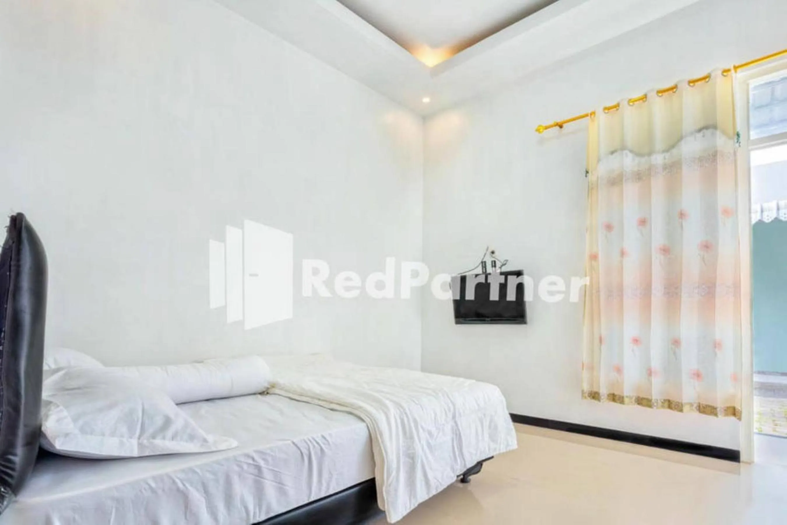 Bed in Griya Rahayu Guesthouse Mitra RedDoorz near Jatim Park 2 Batu