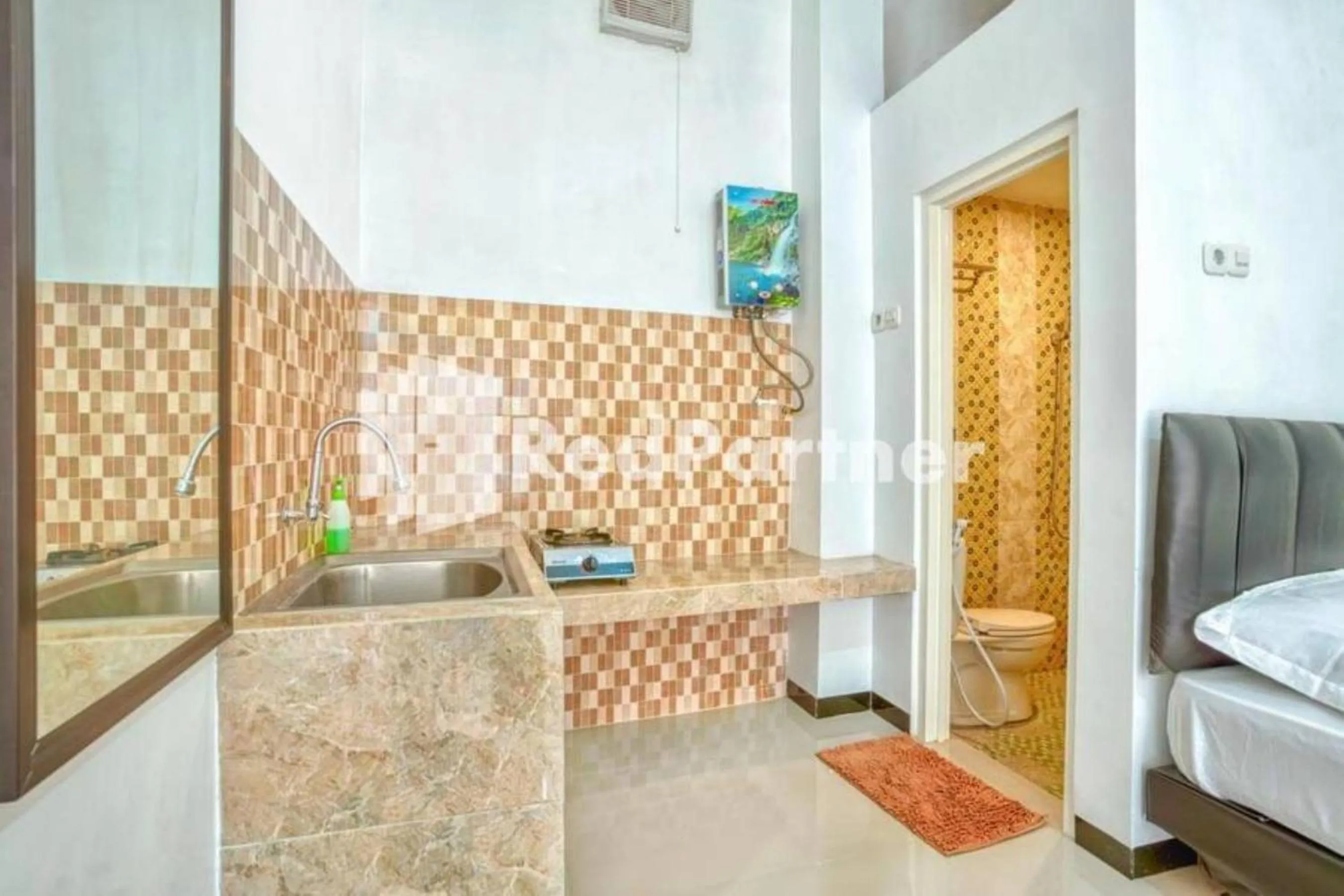 Bed in Griya Rahayu Guesthouse Mitra RedDoorz near Jatim Park 2 Batu