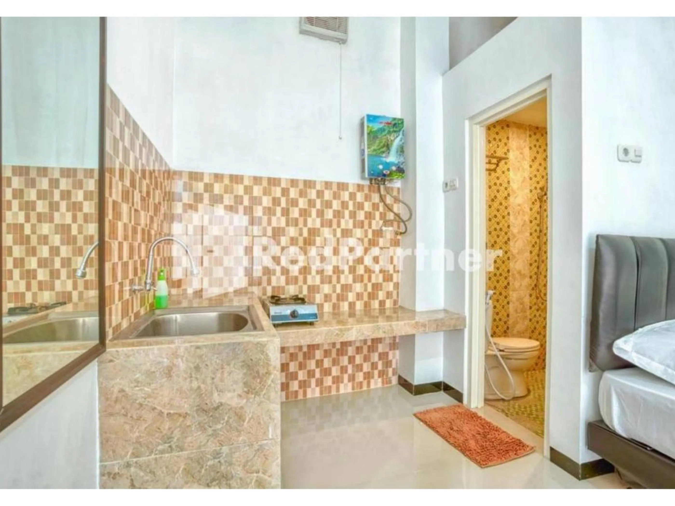 Bed in Griya Rahayu Guesthouse Mitra RedDoorz near Jatim Park 2 Batu