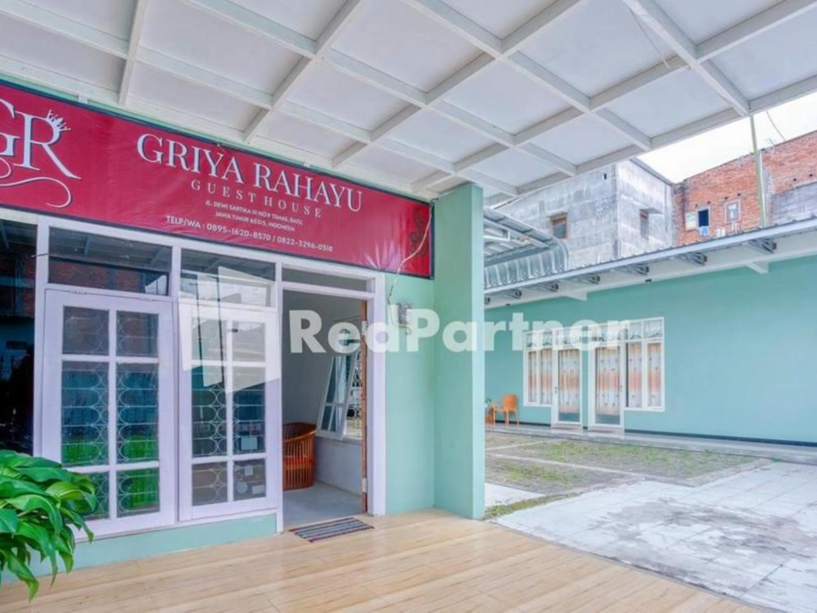 Facade/entrance in Griya Rahayu Guesthouse Mitra RedDoorz near Jatim Park 2 Batu
