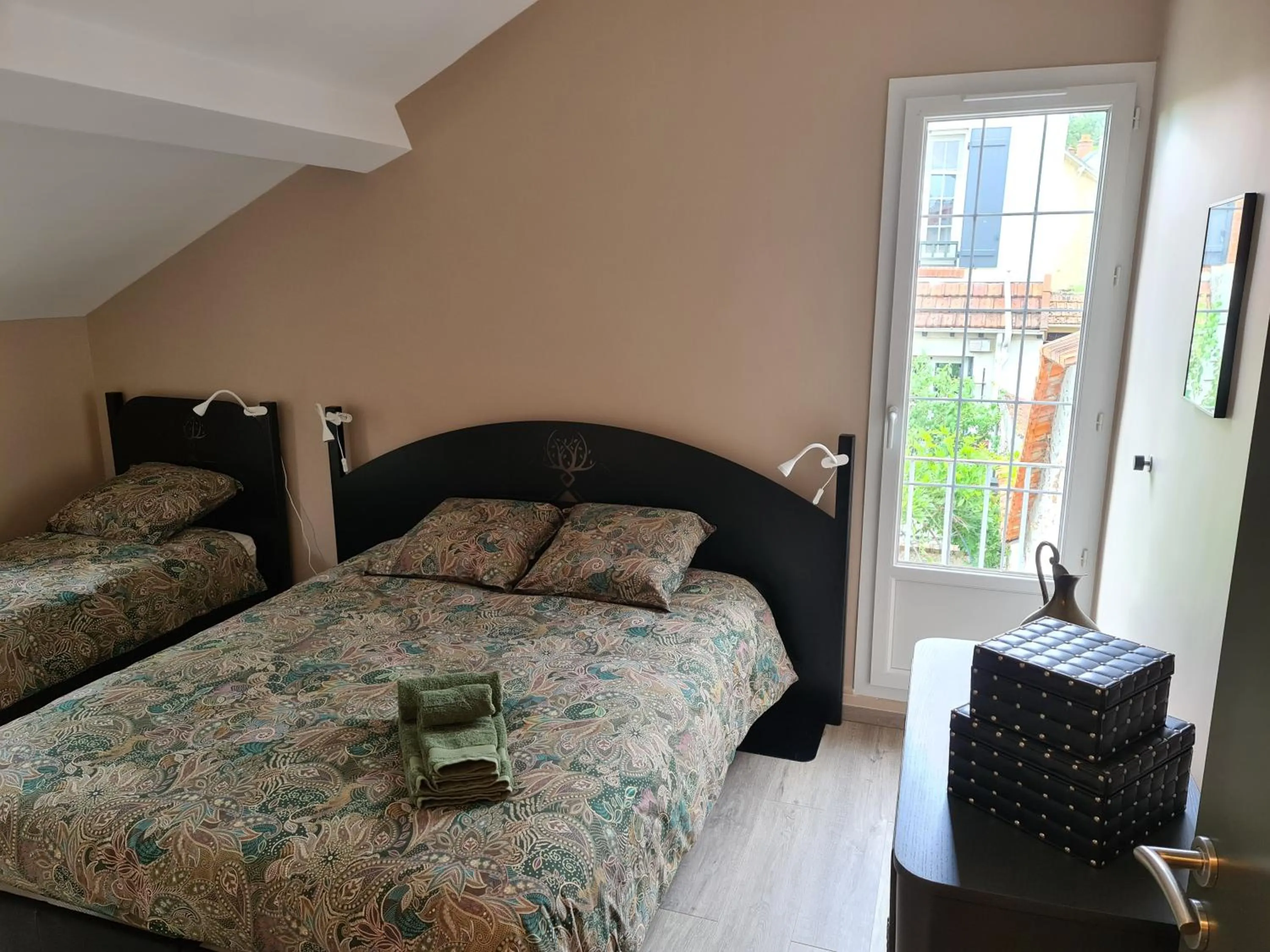 Bedroom, Bed in Bleautiful "Eugénie" Charmante Maison de ville