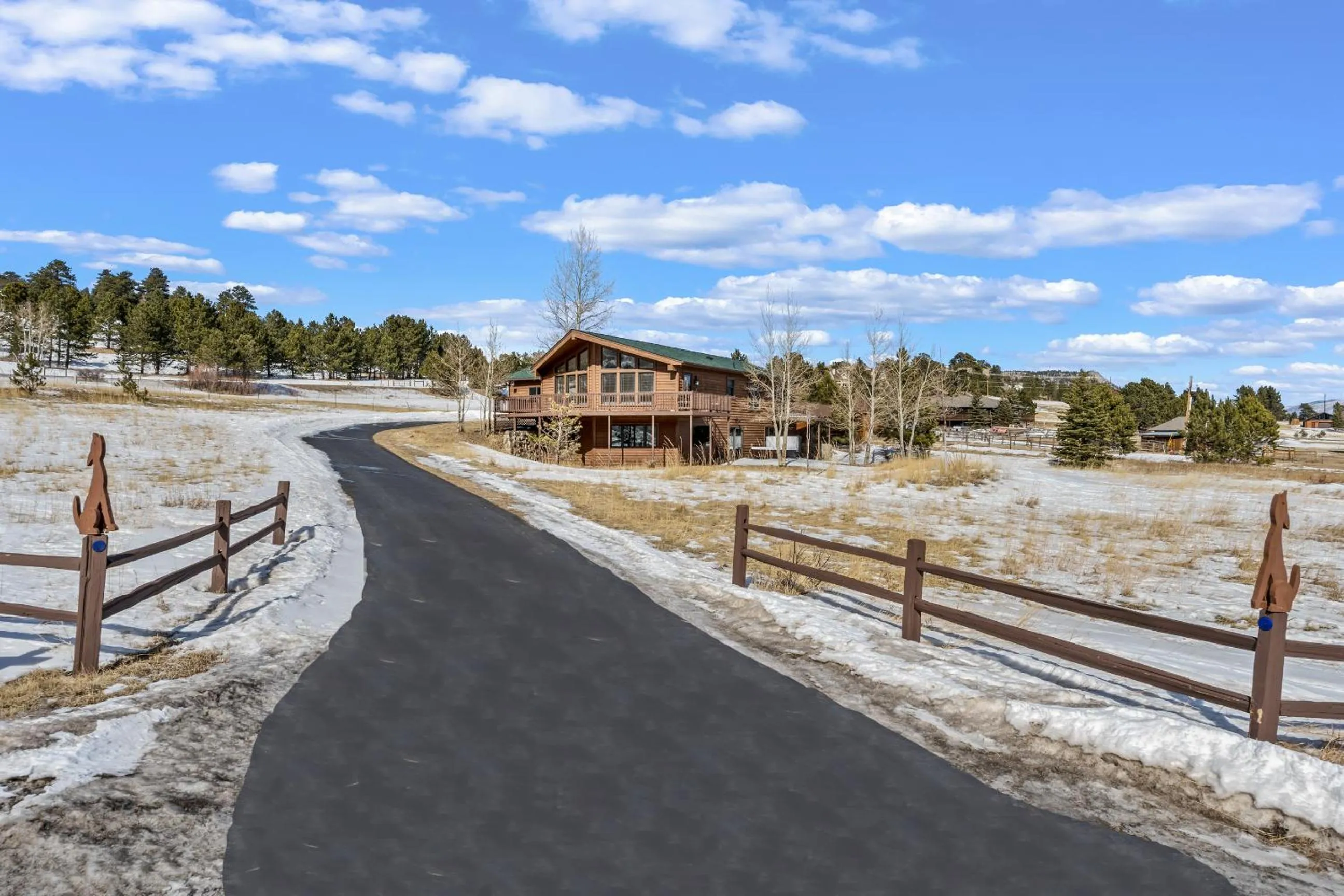 Lily Mountain Lodge - Amazing Mountains Views, Private Hot Tub, Great Location