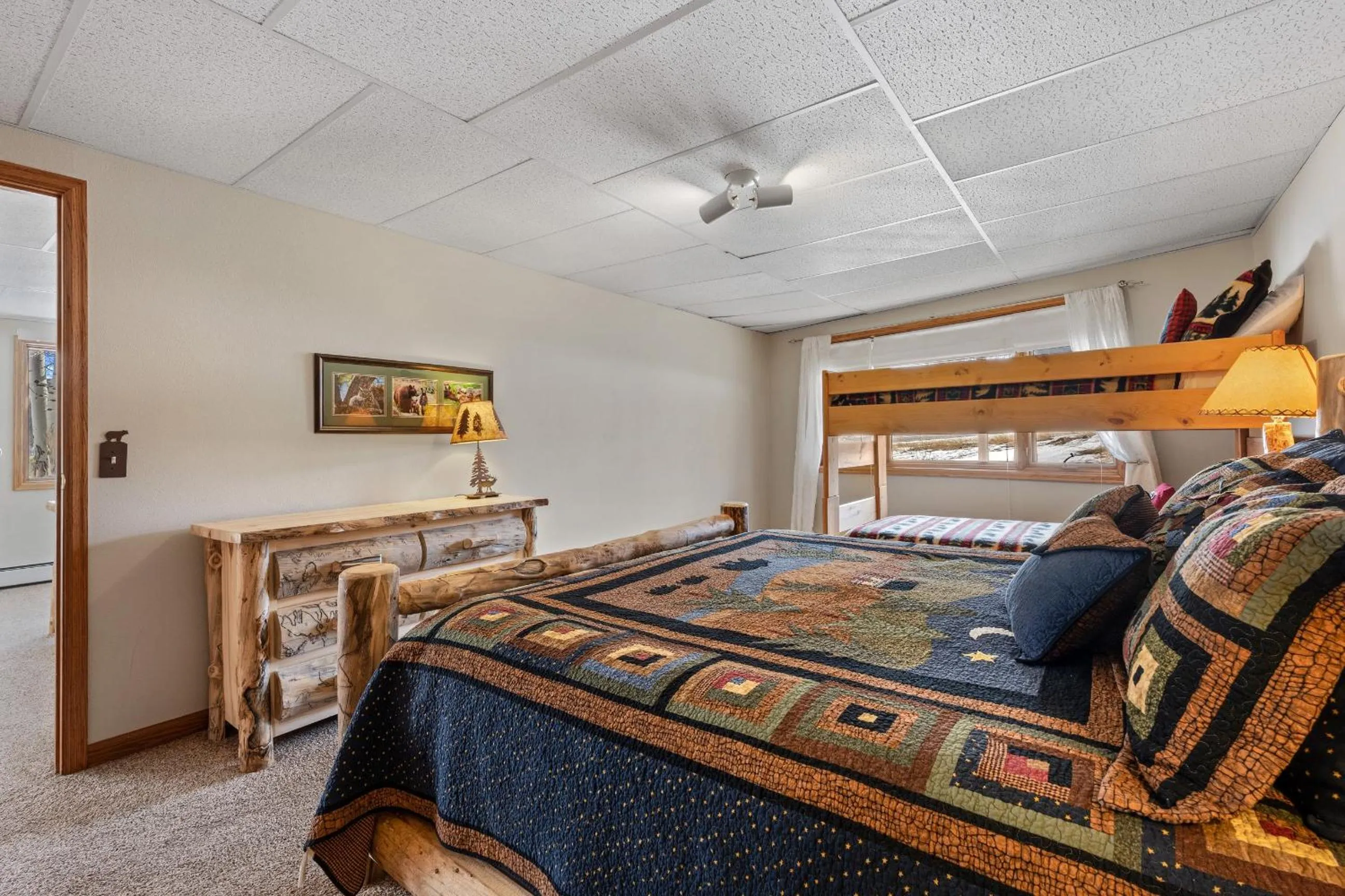 Bed in Lily Mountain Lodge - Amazing Mountains Views, Private Hot Tub, Great Location