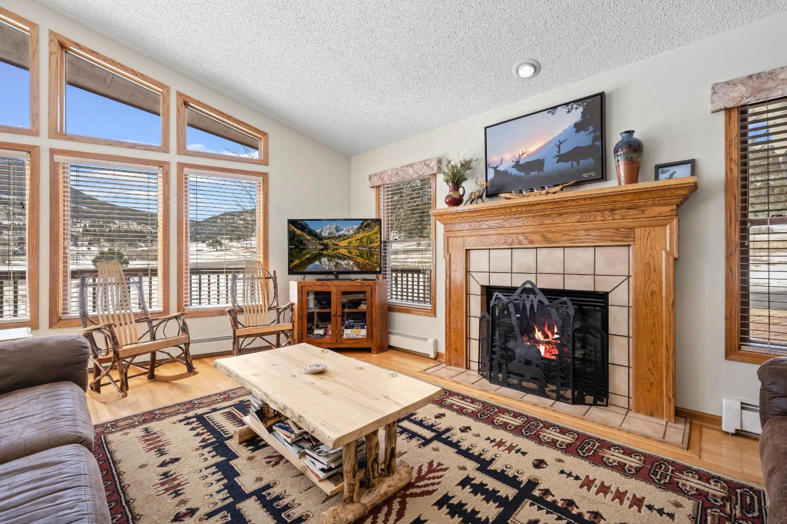 Lily Mountain Lodge - Amazing Mountains Views, Private Hot Tub, Great Location