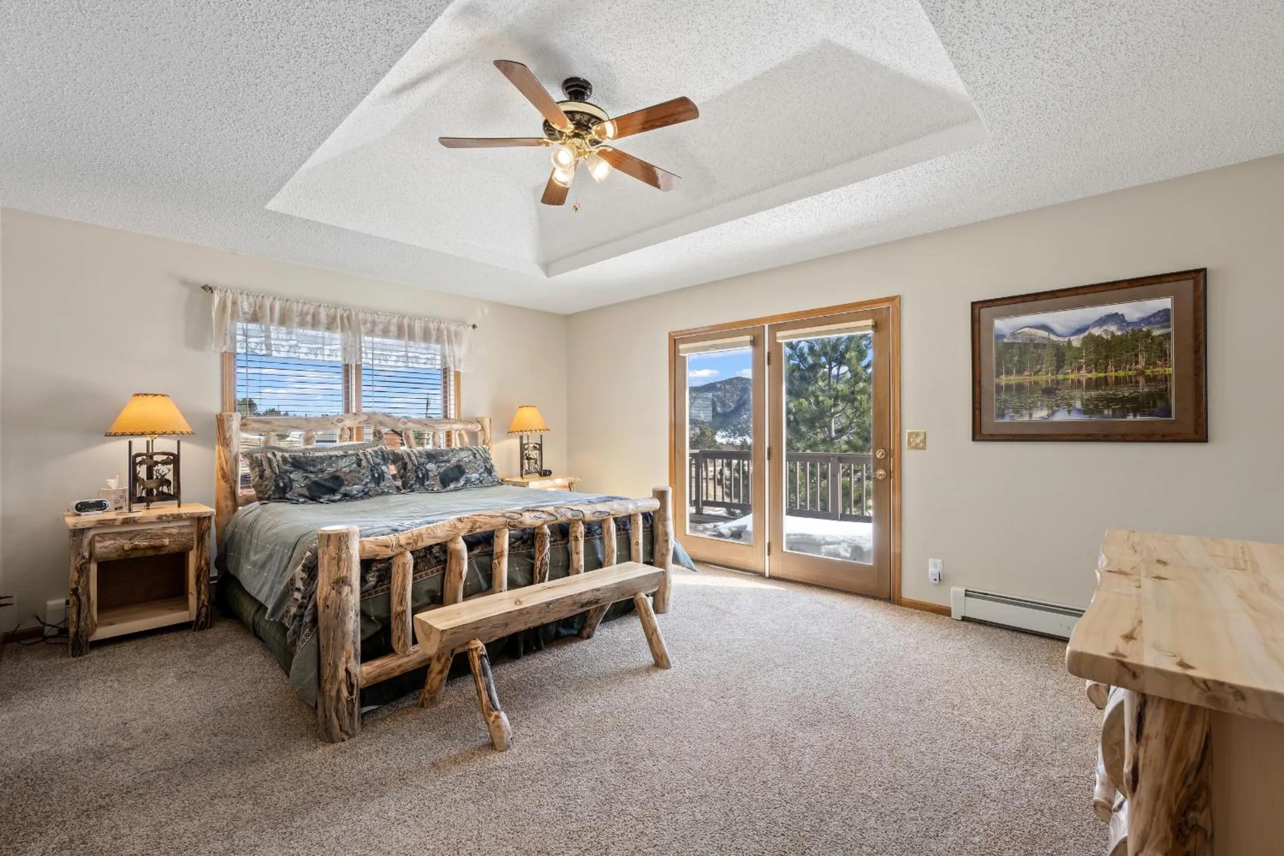 Bed in Lily Mountain Lodge - Amazing Mountains Views, Private Hot Tub, Great Location