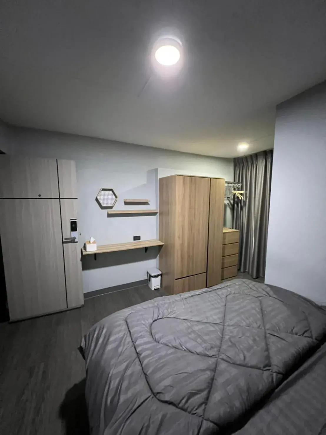 Photo of the whole room, Bed in W71 Photo of the whole room, Bed in W71