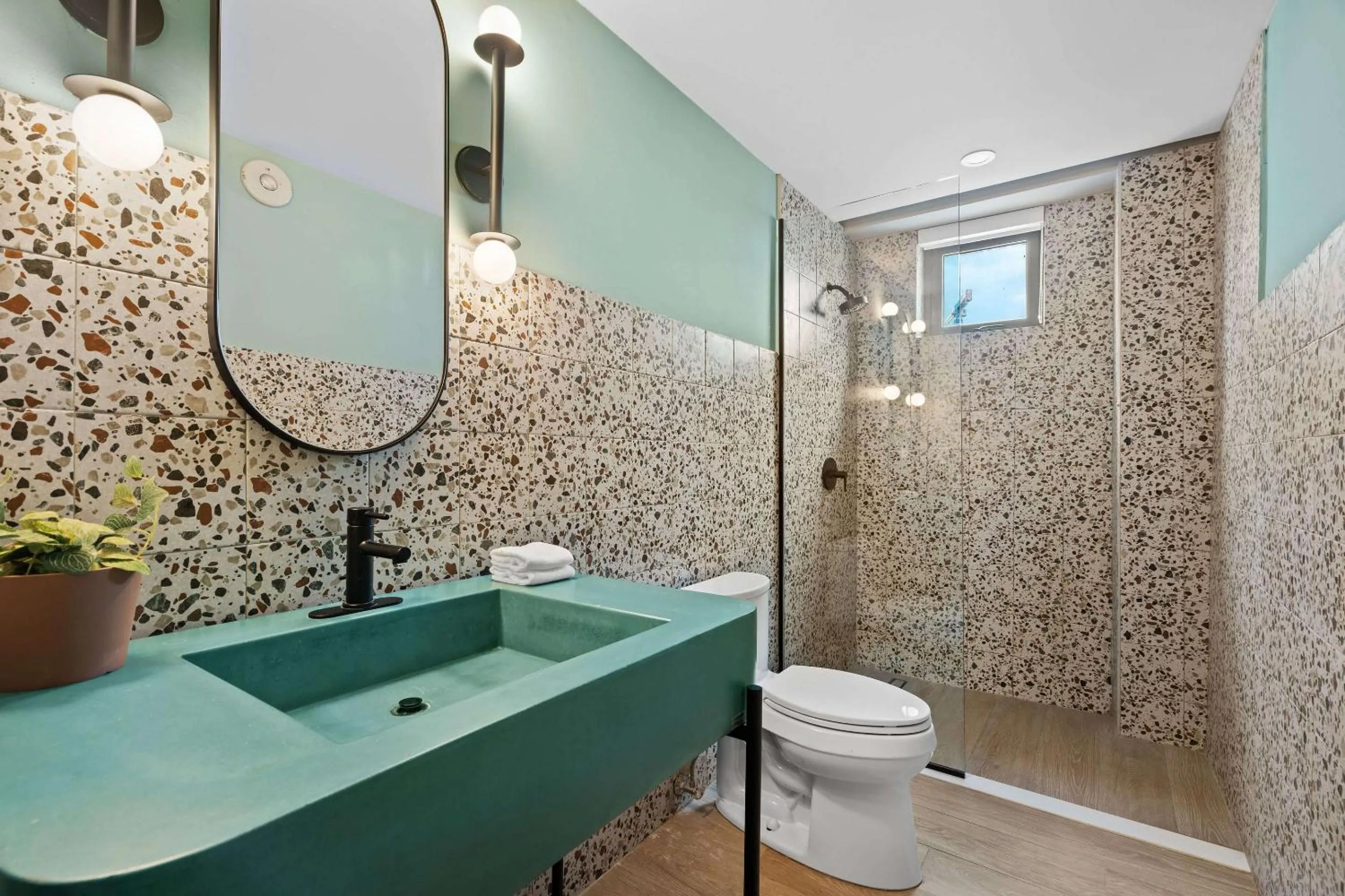 Shower in HiBird- Apartment and Suites Hotel