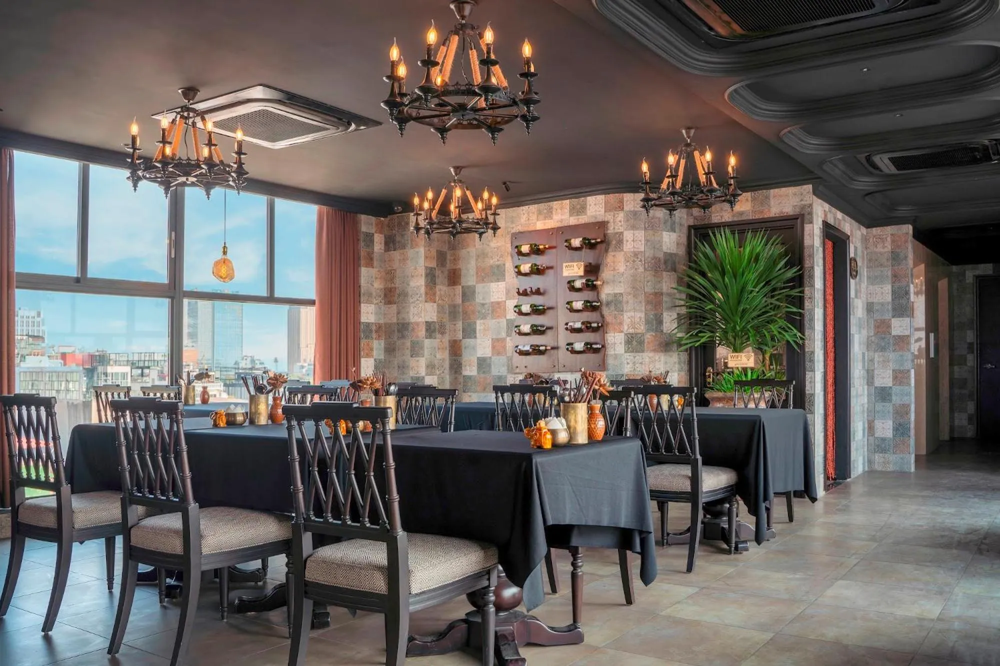 Restaurant/places to eat in LeaH Silk Hotel