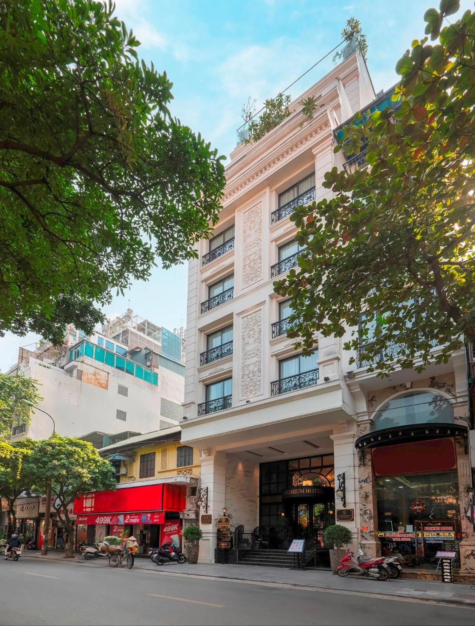 Facade/entrance in LeaH Silk Hotel