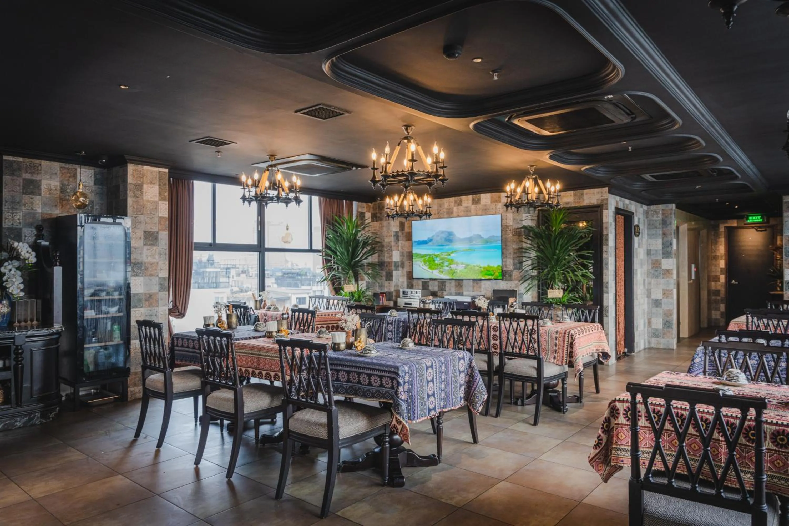 Restaurant/places to eat in LeaH Silk Hotel