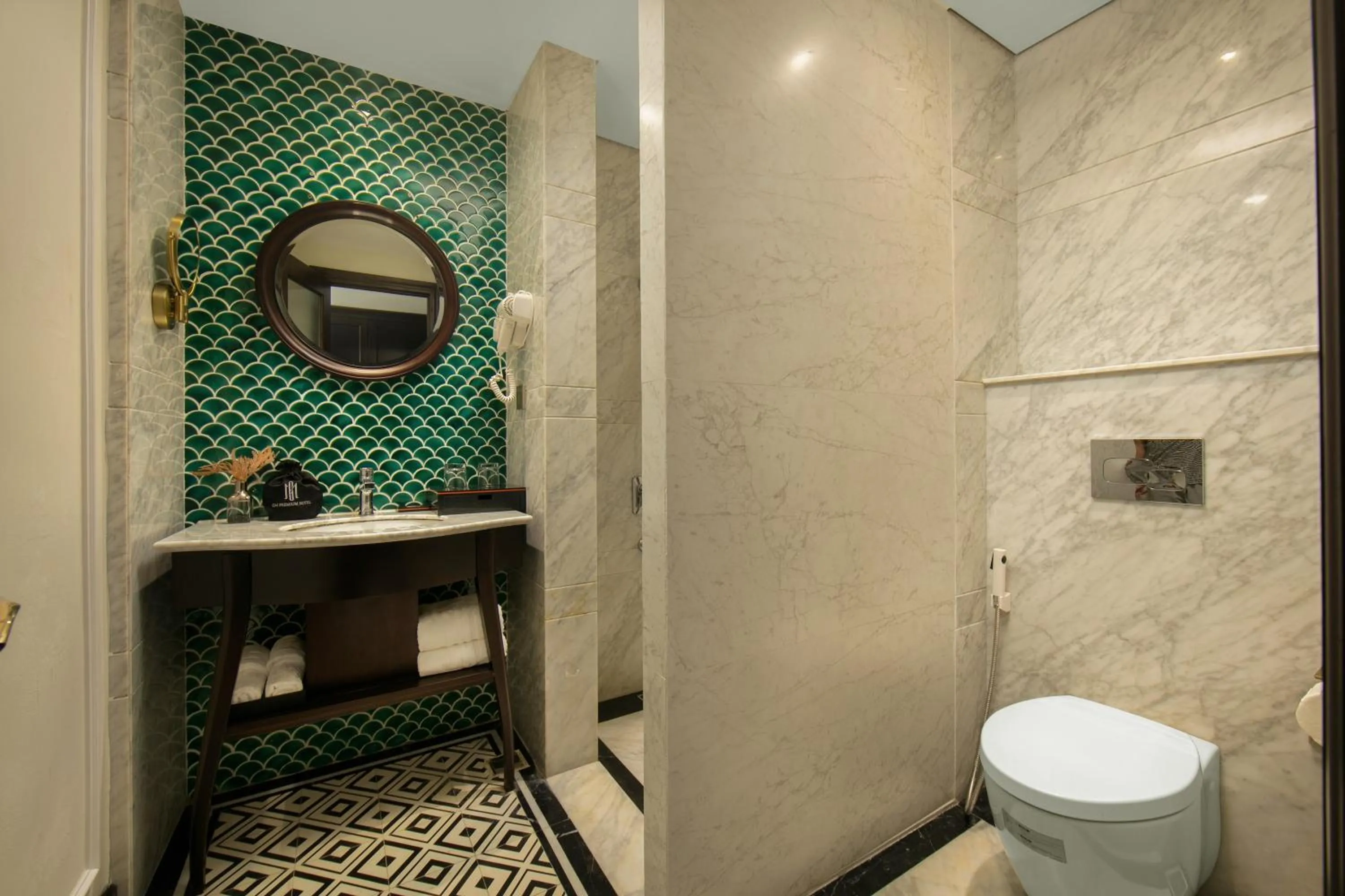 Shower in LeaH Silk Hotel