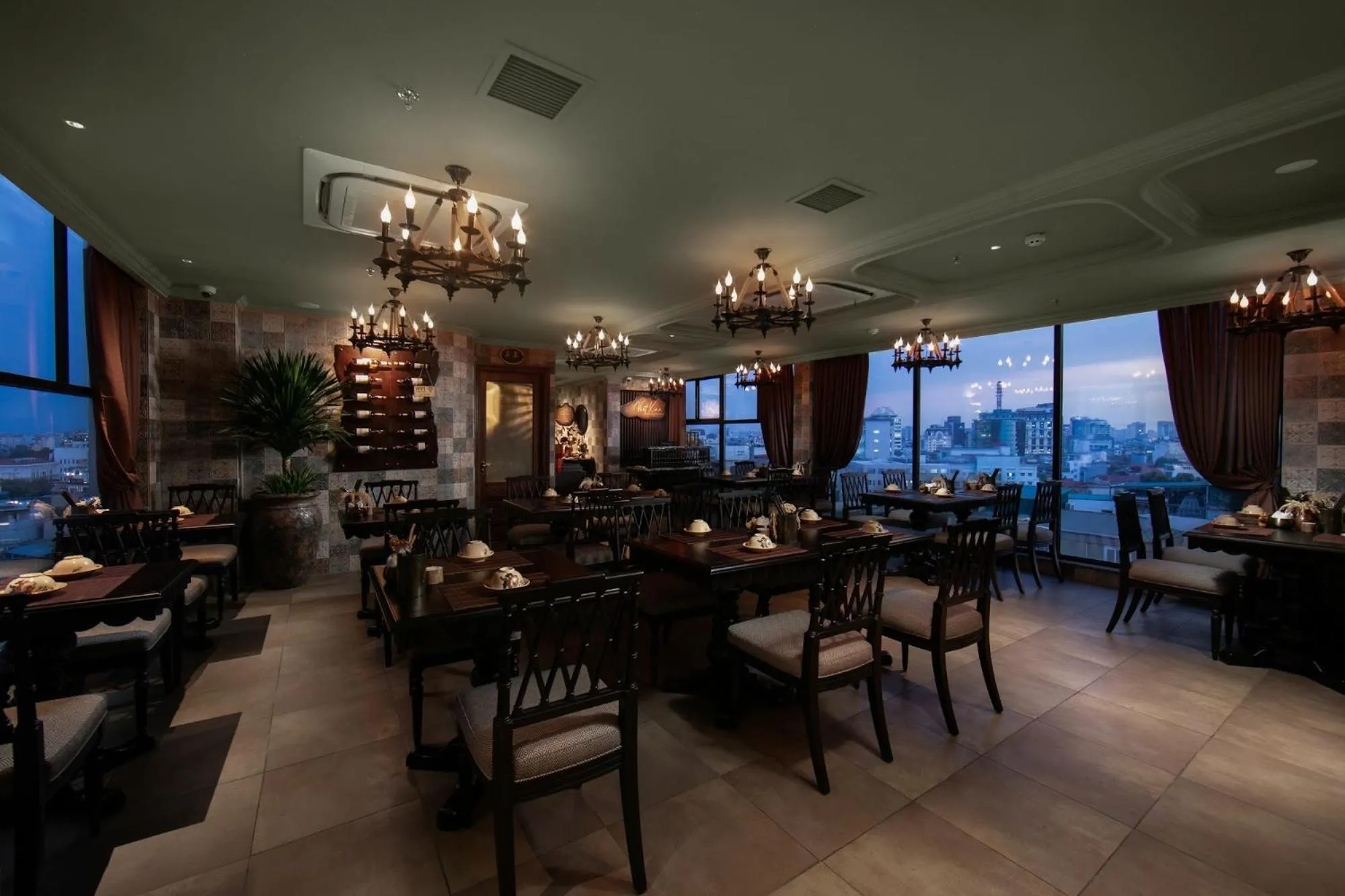 Restaurant/places to eat in LeaH Silk Hotel