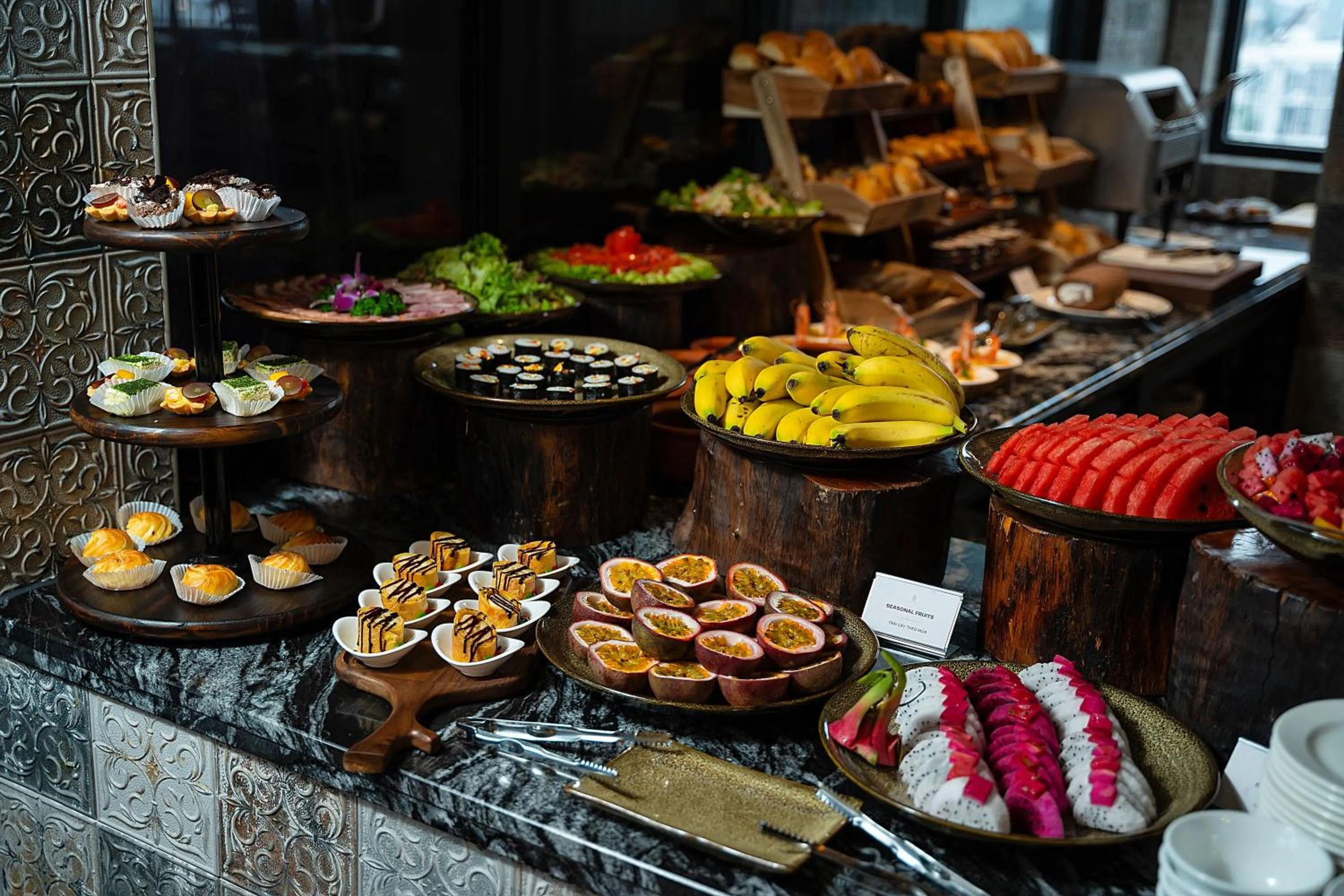 Restaurant/places to eat in LeaH Silk Hotel