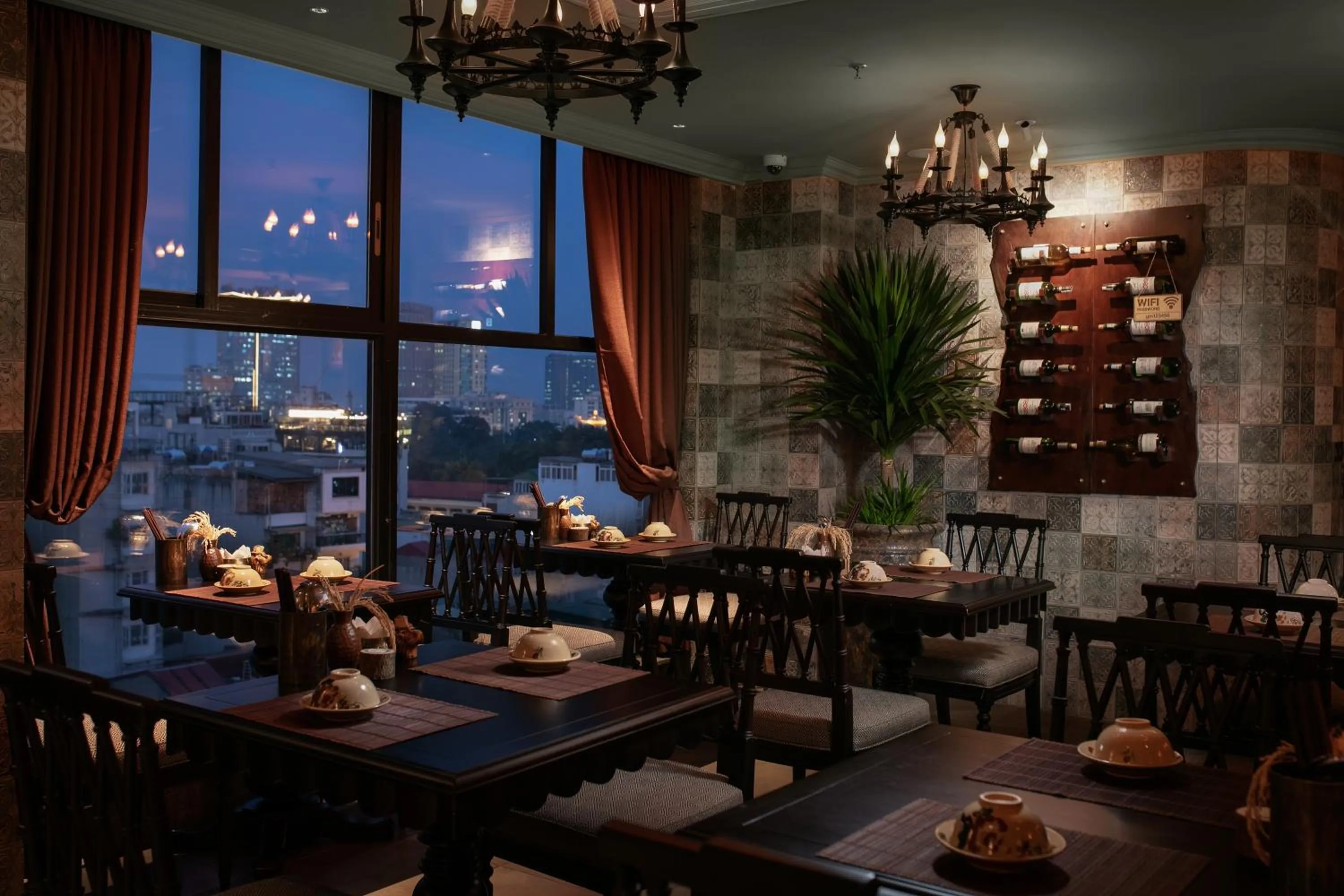 Restaurant/places to eat in LeaH Silk Hotel