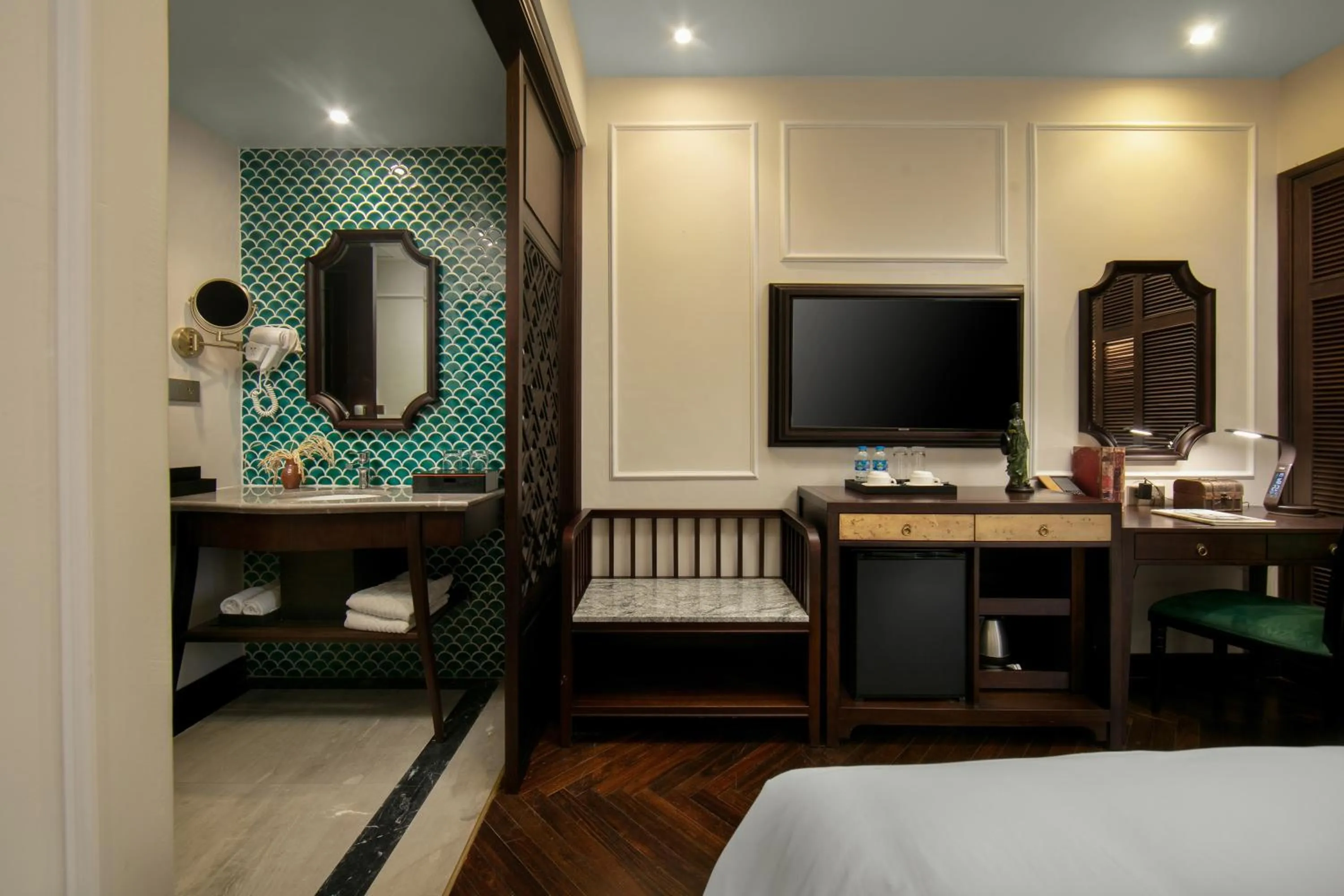 Bedroom, Bed in LeaH Silk Hotel