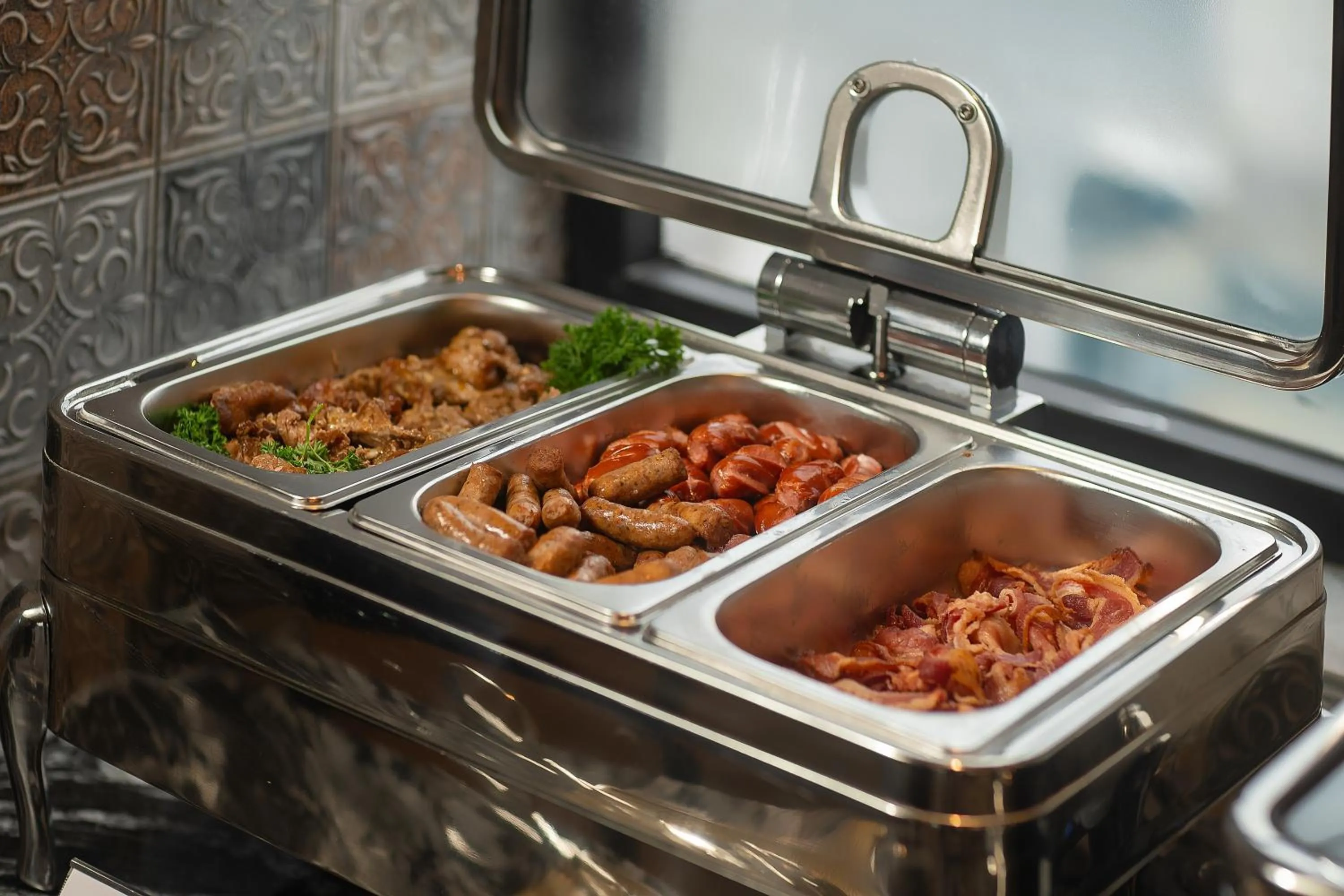 Restaurant/places to eat in LeaH Silk Hotel