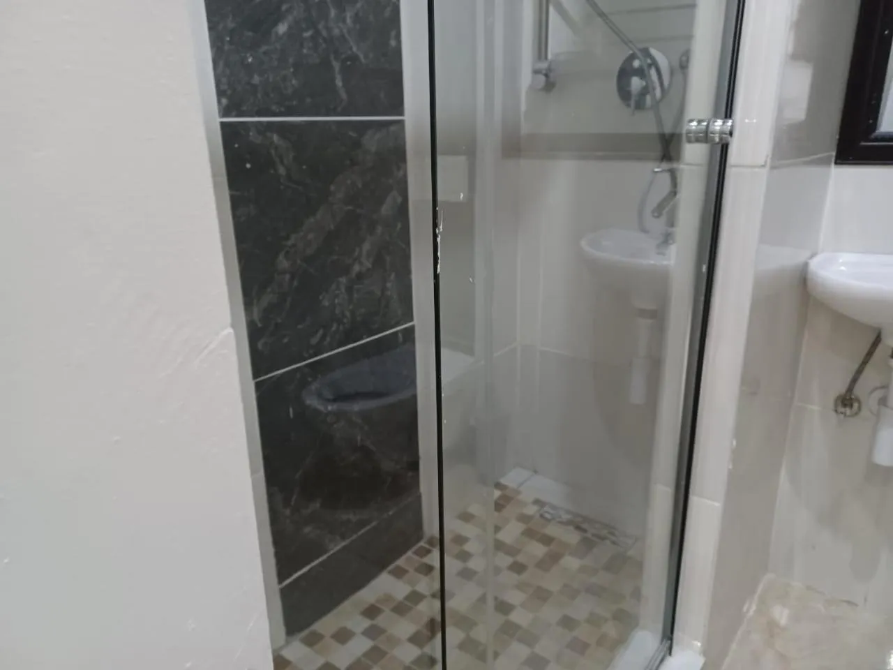 Shower in Gold Crown International Hotel Johannesburg