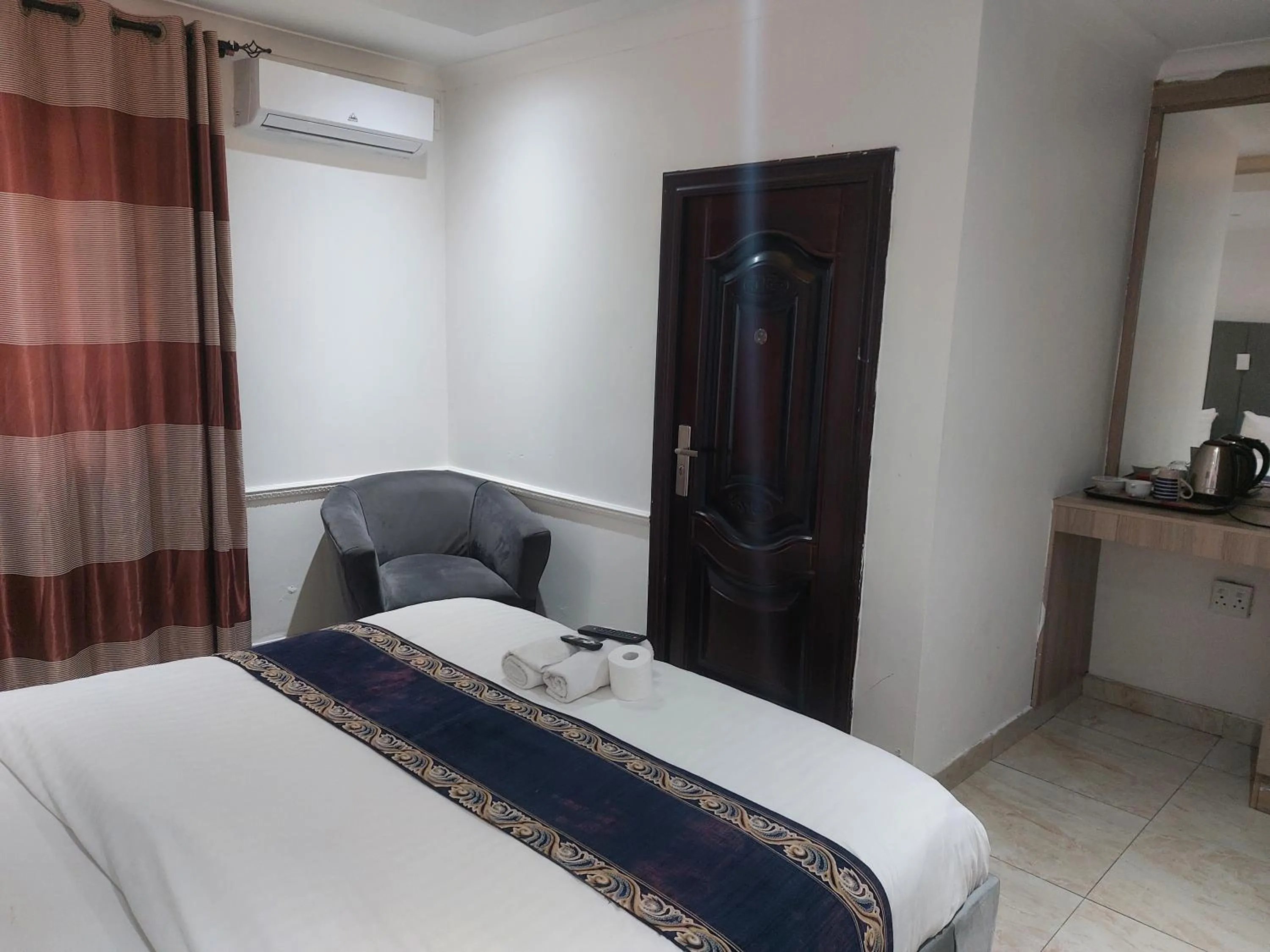 Bed in Gold Crown International Hotel Johannesburg