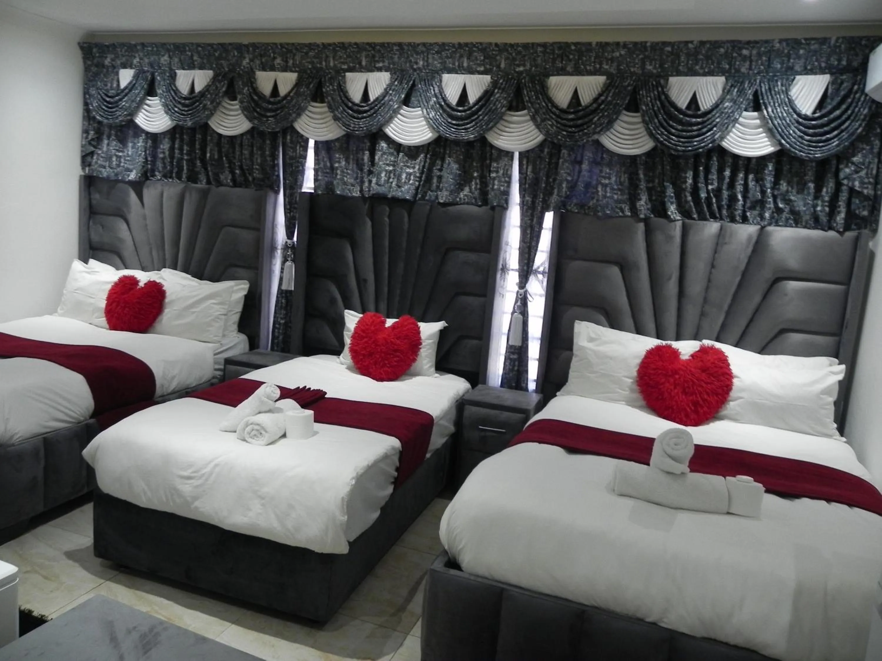 Bed in Gold Crown International Hotel Johannesburg