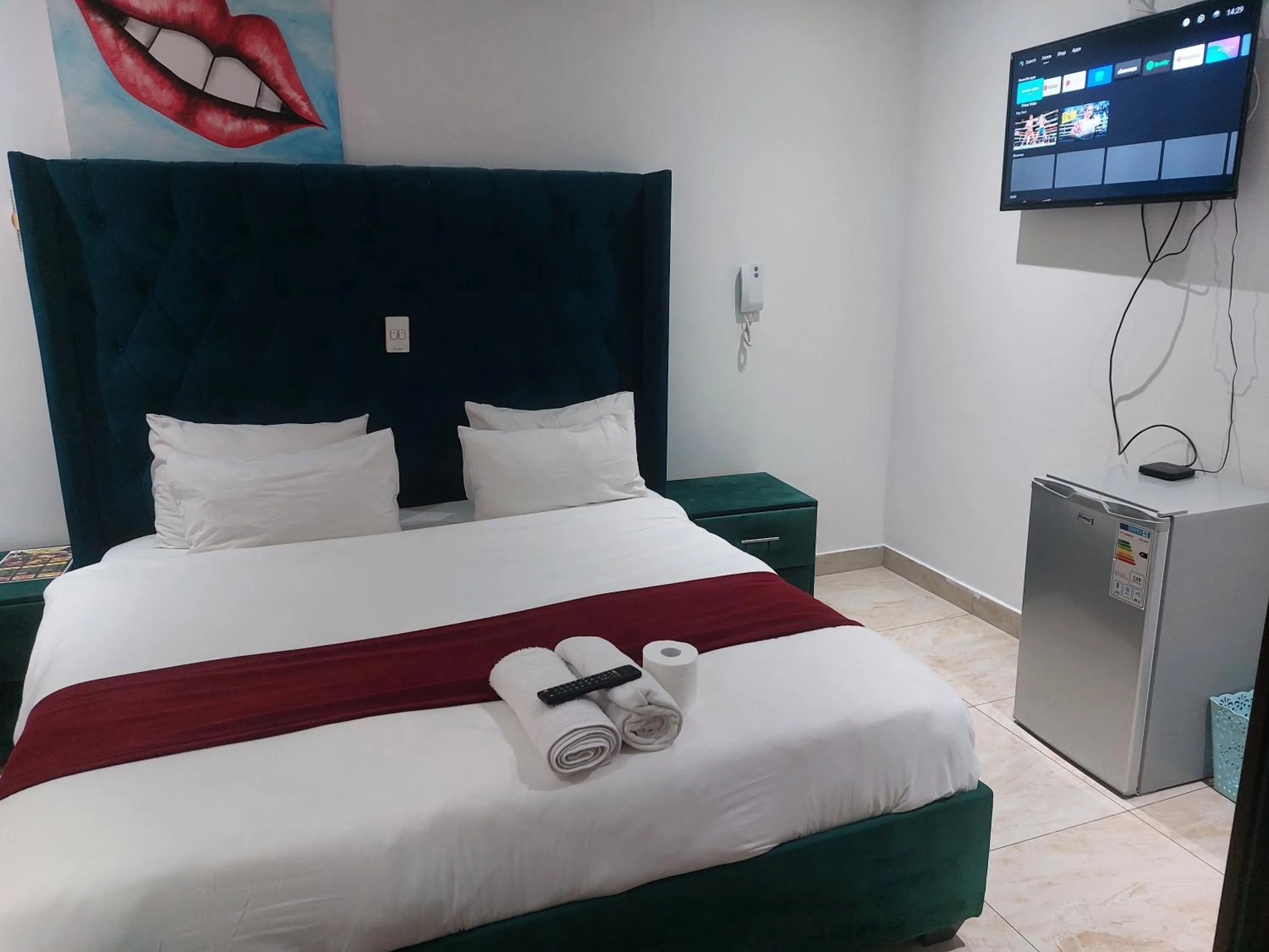 Bed in Gold Crown International Hotel Johannesburg