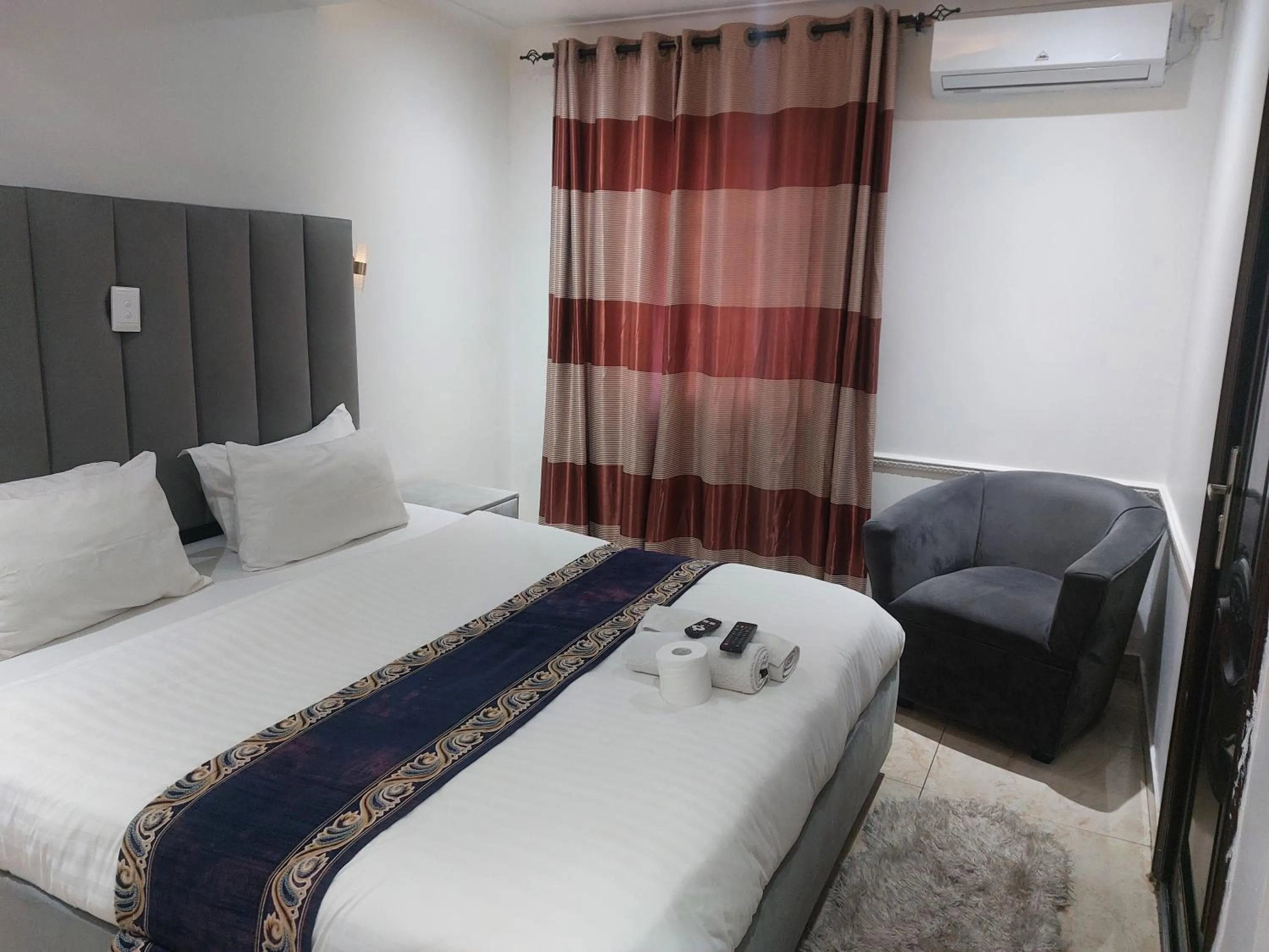 Bed in Gold Crown International Hotel Johannesburg