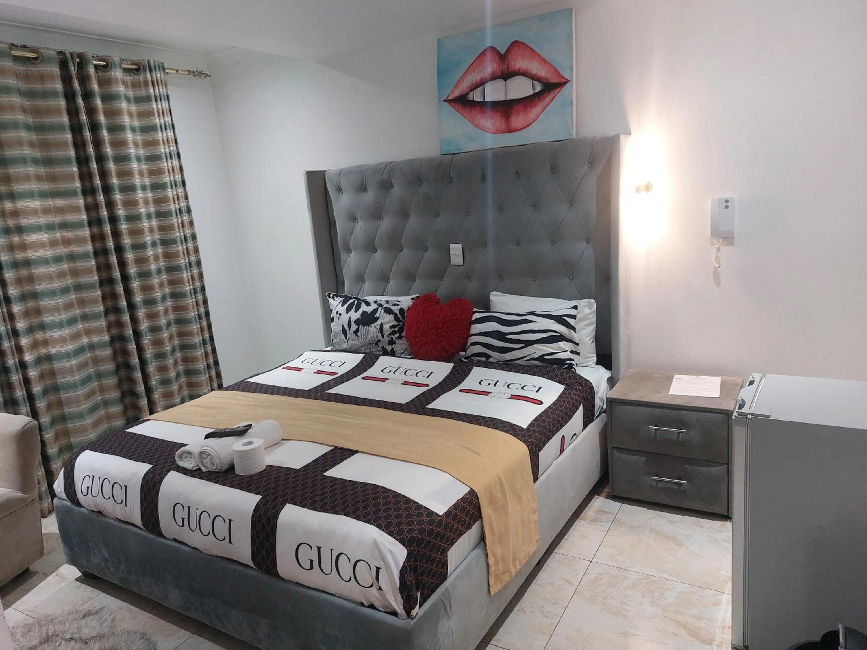 Bed in Gold Crown International Hotel Johannesburg