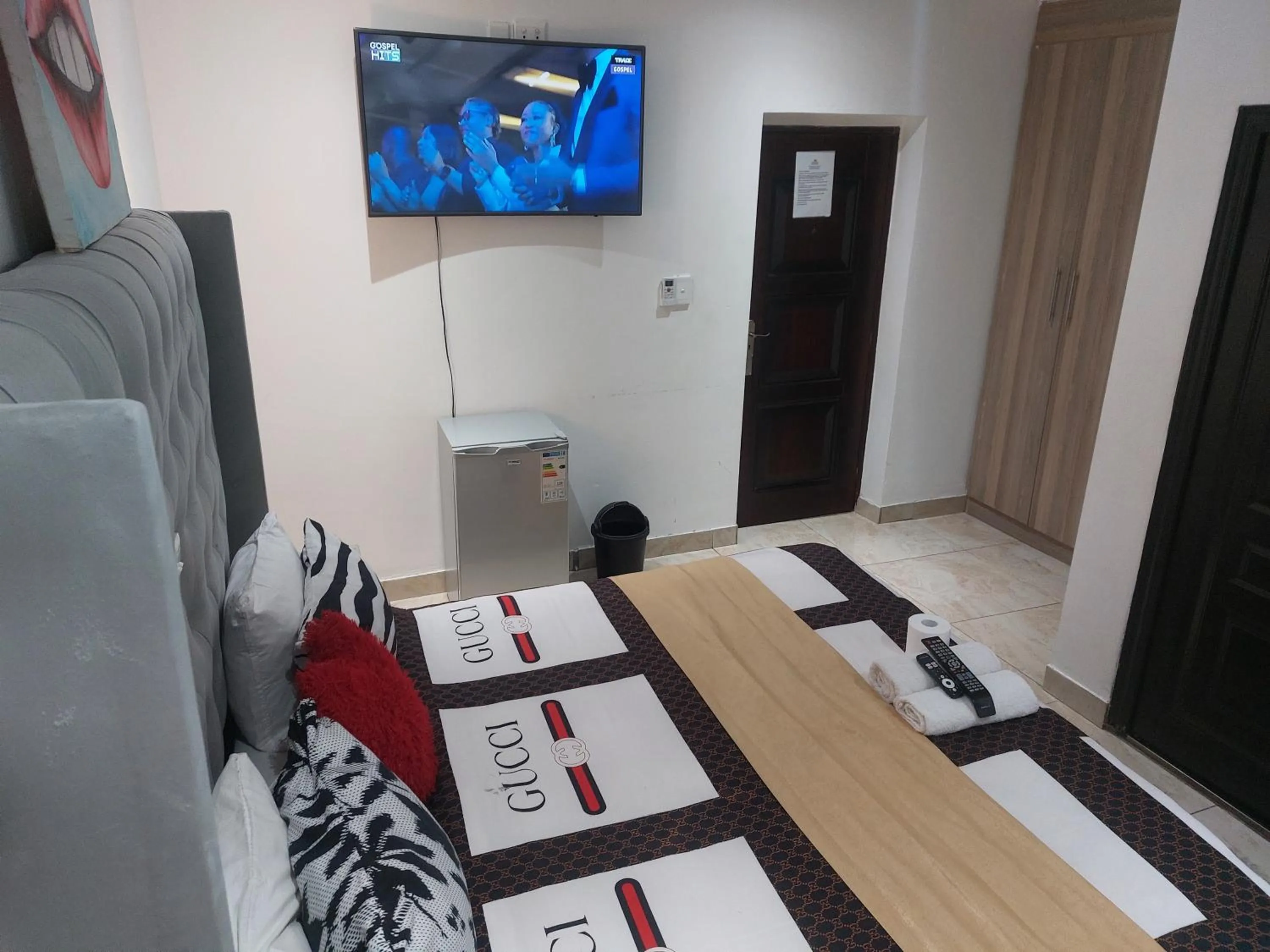 Communal lounge/ TV room, Bed in Gold Crown International Hotel Johannesburg