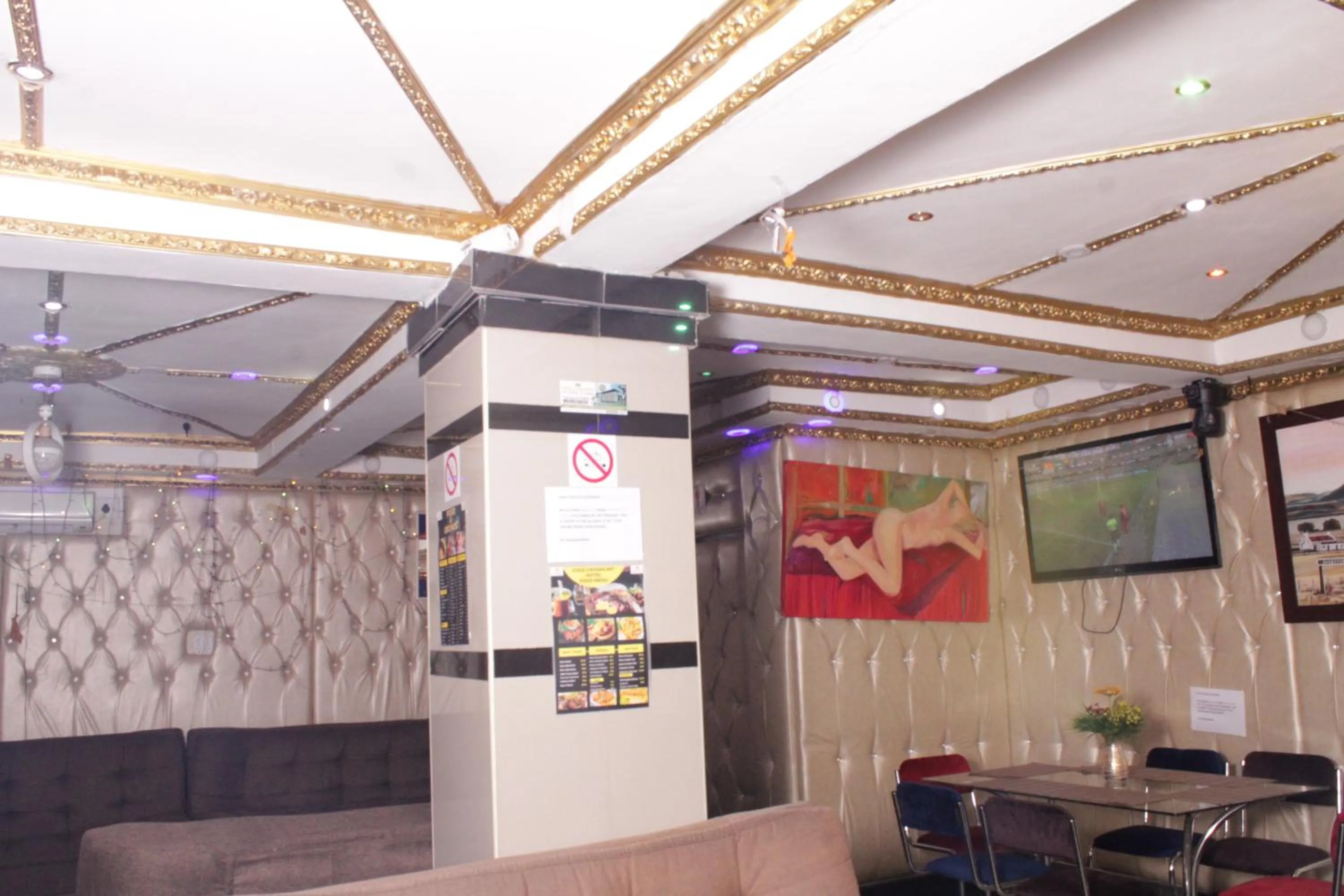 Lounge or bar in Gold Crown International Hotel Johannesburg